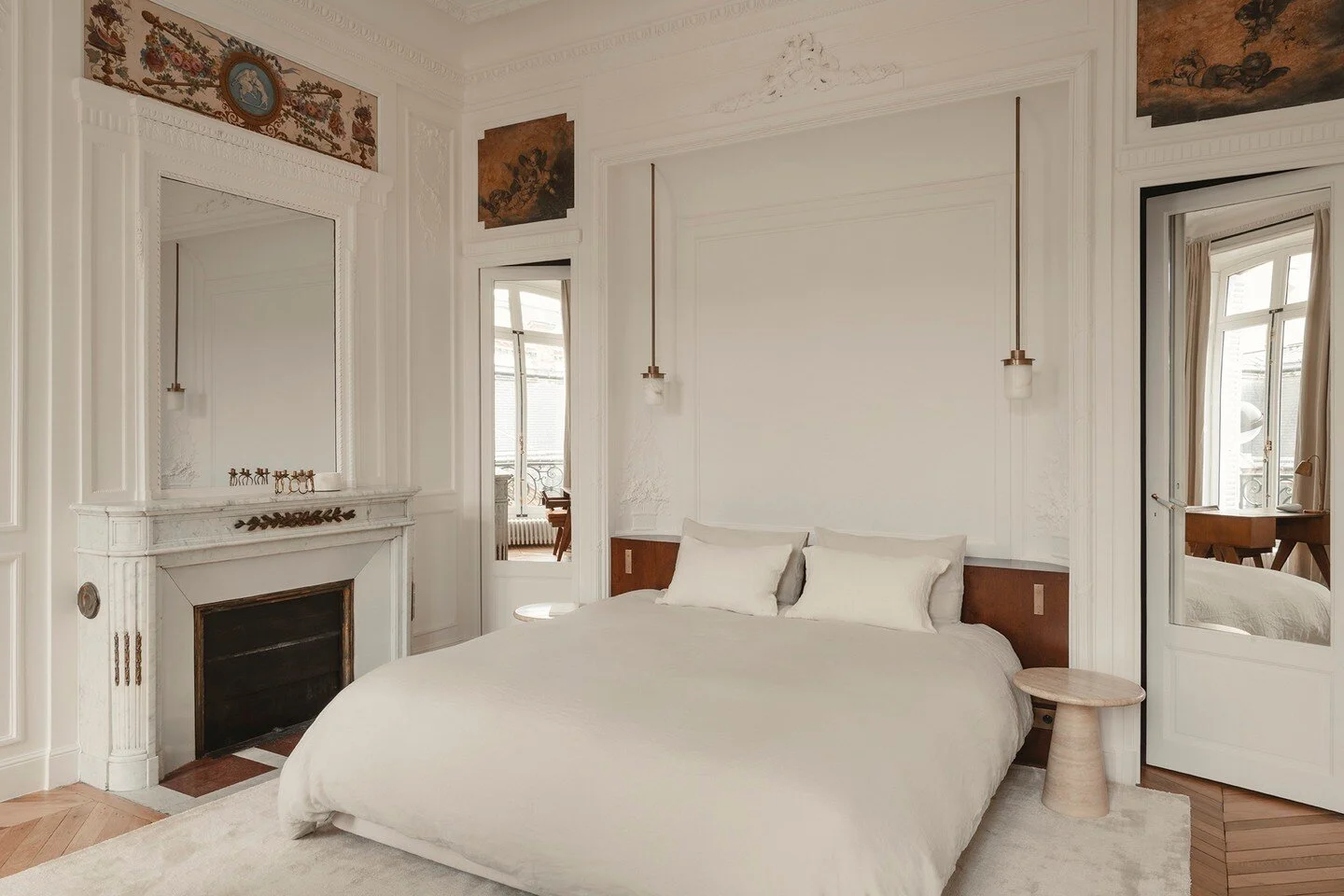 &quot;🌛 Plongez dans un univers de r&ecirc;ve avec cette chambre &agrave; coucher imagin&eacute;e par Pierre Lacroix, o&ugrave; le parquet en point d'Hongrie apporte une &eacute;l&eacute;gance intemporelle 💤 #chambredereve #PierreLacroix #parquet #