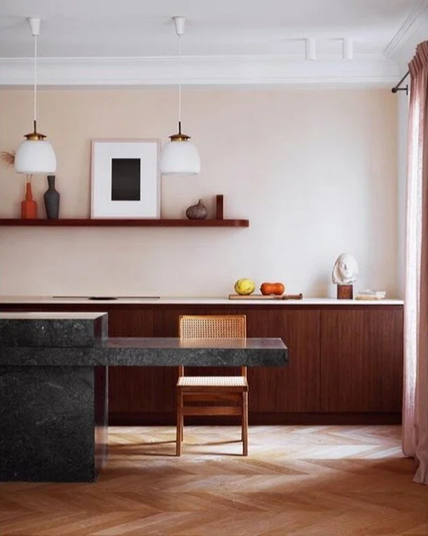 D&eacute;couvrez le charme moderne de cette cuisine sur mesure. L'alliance du ch&ecirc;ne teint&eacute; et du b&eacute;ton cir&eacute; donne un aspect &agrave; la fois chaleureux et contemporain.

@martin_masse_
Photo by @arthurfechoz
.
.
.
.
.
.
.
.