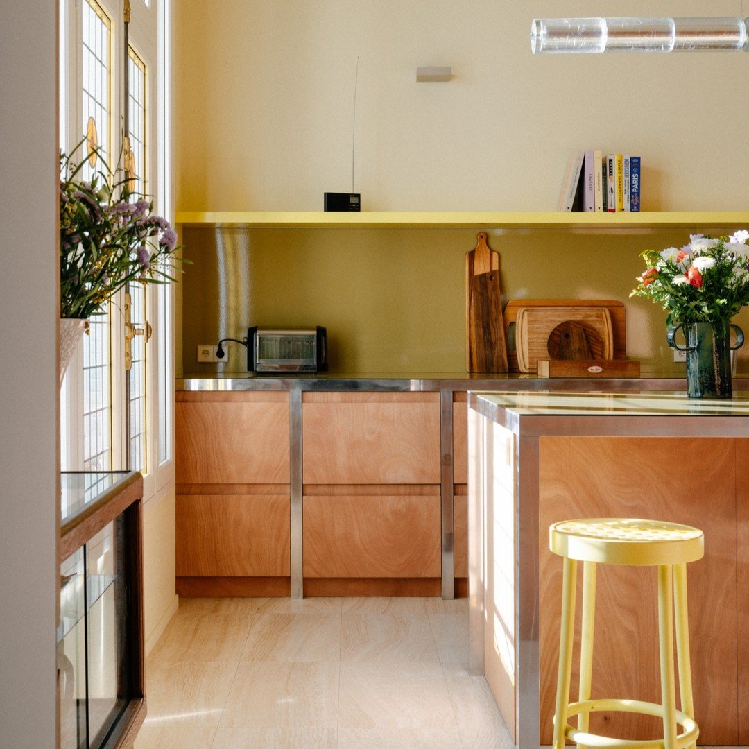 Matins lumineux et minimalistes 🌞🍃
💡 @bureausamuelgenet 
📸 @giaimemeloni 

#interiordesign #interiors #architecture #architect #decor #taste #paris #fineinteriors #minimalist #cuisine #kitchen #marbre#aluminium #bois #ınstagood #details