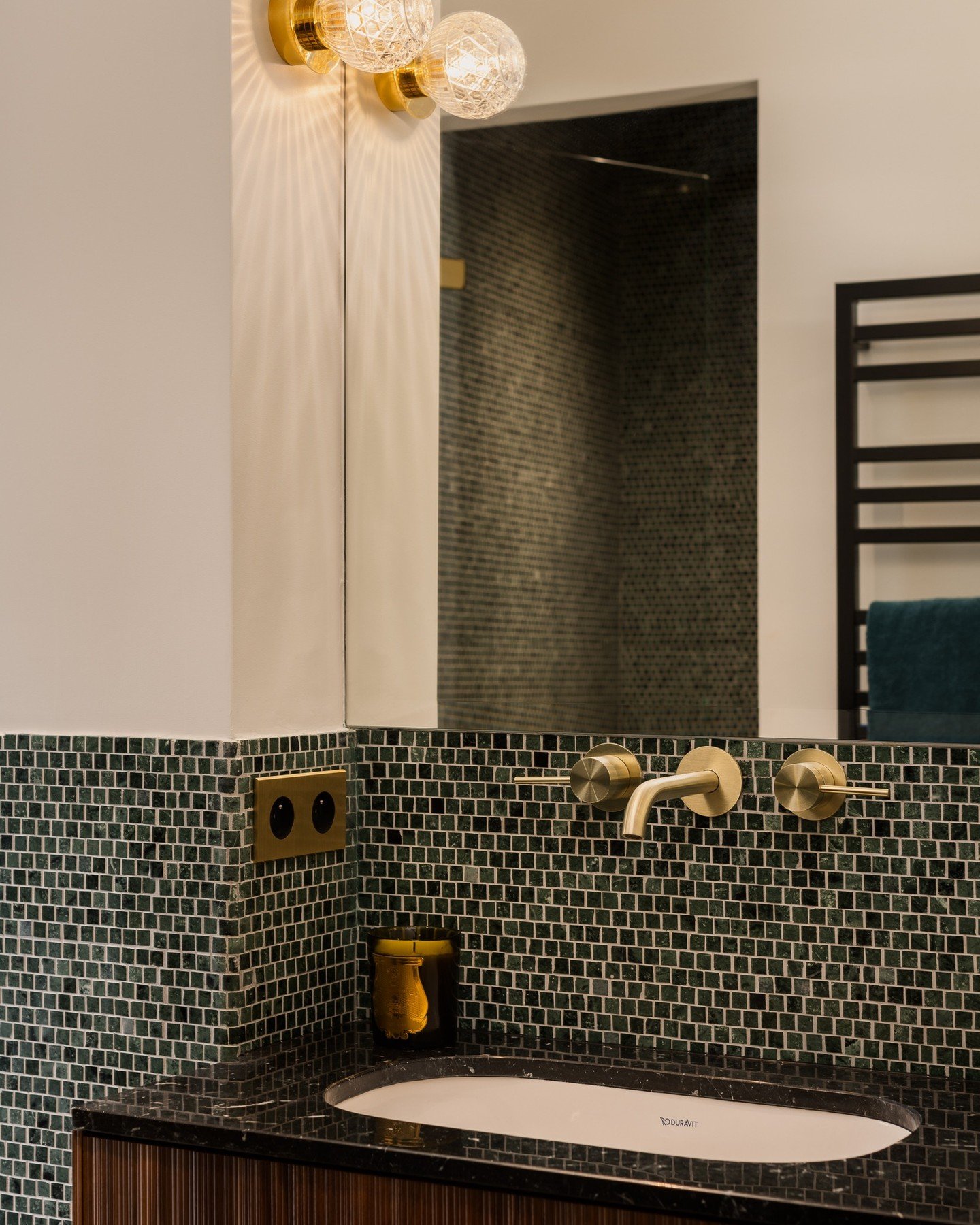 Notre derni&egrave;re r&eacute;novation de salle de bain m&ecirc;le harmonieusement des mosa&iuml;ques &eacute;l&eacute;gantes et des finitions modernes. 

💡@chateau_wiltz
📷@matt_fiol 

#interiordesign
#interiors #interiordesign #architect #archite