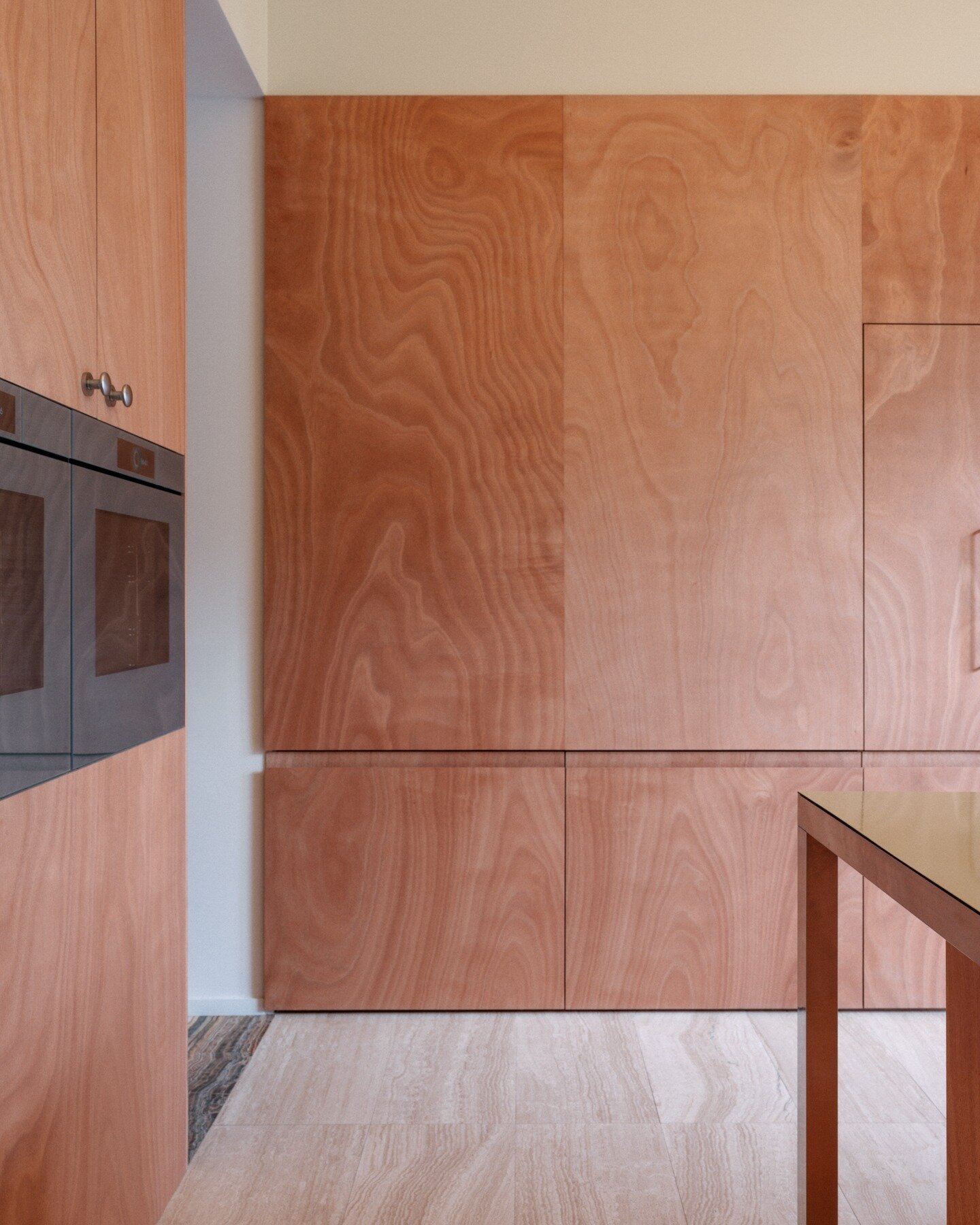 Matins lumineux et minimalistes 🌞🍃
💡 @bureausamuelgenet
📸 @giaimemeloni

#interiordesign #interiors #architecture #architect #decor #taste #paris #fineinteriors #minimalist #cuisine #kitchen #marbre#aluminium #bois #ınstagood #details