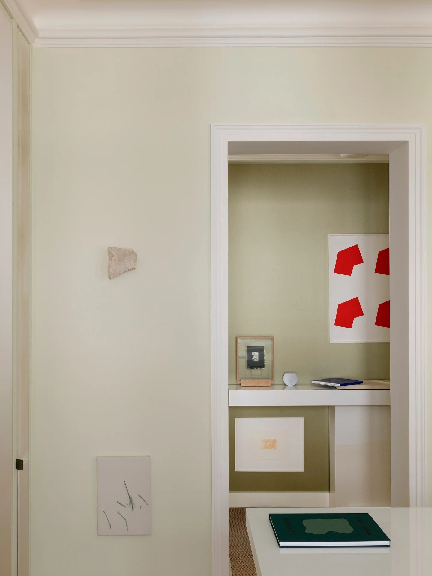 Projet Auteuil, une r&eacute;novation tout en finesse. 💚

Enduits liss&eacute;s &agrave; la main, teintes sourdes, et une d&eacute;coration pens&eacute;e avec justesse pour dialoguer avec l&rsquo;architecture. 

@vedes_renovation 

[r&eacute;novatio