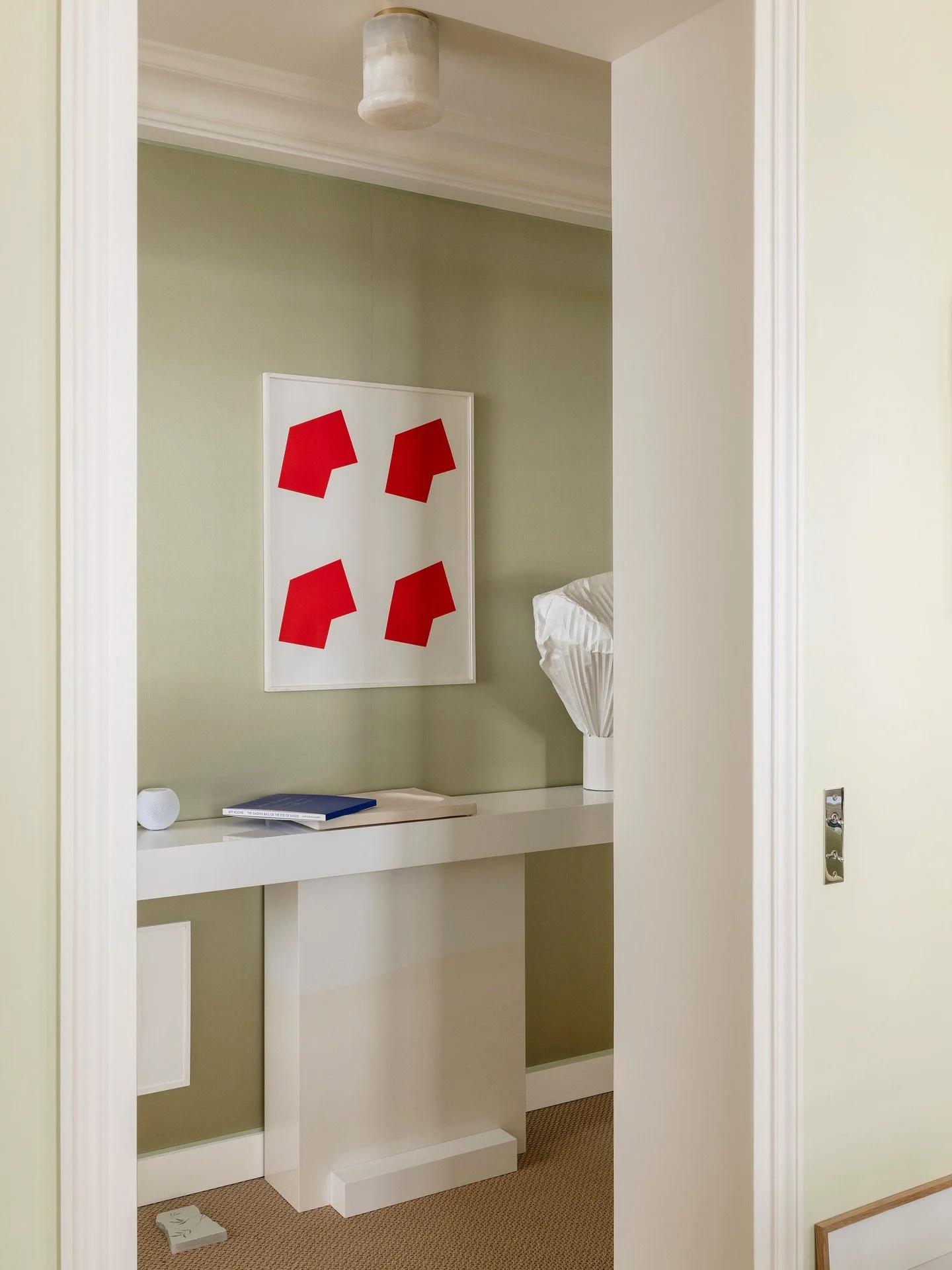 &bull; Projet Auteuil &bull;

Un jeu de contrastes subtils entre murs vert sauge &agrave; finition mate et &eacute;l&eacute;ments laqu&eacute;s. 🍈

La composition murale en aplats rouges dynamise la perspective, tandis que les volumes &eacute;pur&ea