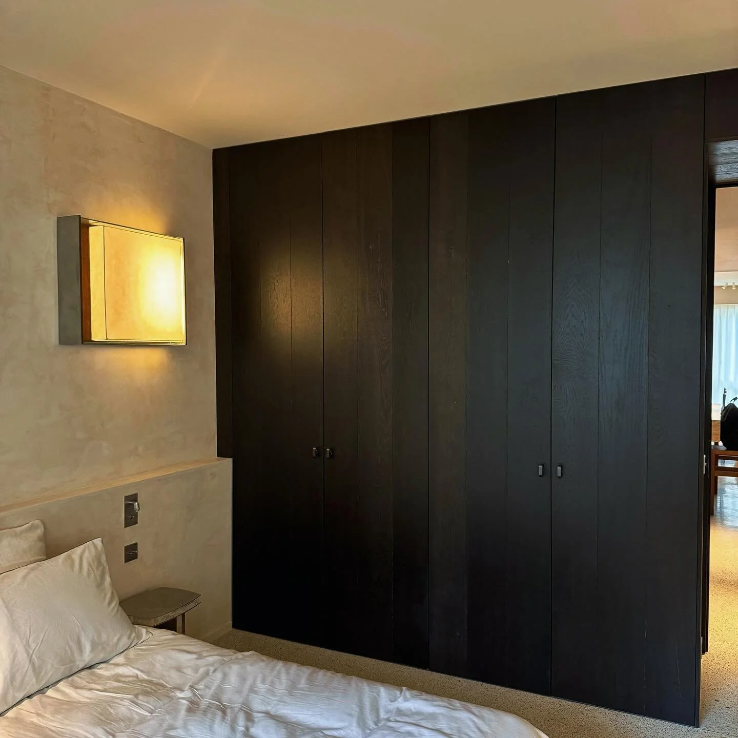 Sobri&eacute;t&eacute;, &eacute;l&eacute;gance et fonctionnalit&eacute; au c&oelig;ur de chaque d&eacute;tail 🎩🩰 #menuiserie #renovationinterieure #designminimaliste #BoisSurMesure #architectureint&eacute;rieure #finitionhautequalit&eacute; #decora