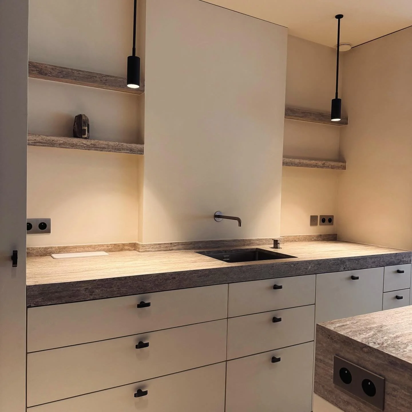 Cuisine &eacute;pur&eacute;e, lignes nettes, tout &agrave; sa place.
L&rsquo;essentiel suffit. 🖤
#designint&eacute;rieur #minimalisme #architecture #kitchenstyle #menuiserie #renovationinterieure #designminimaliste #BoisSurMesure #architectureint&ea