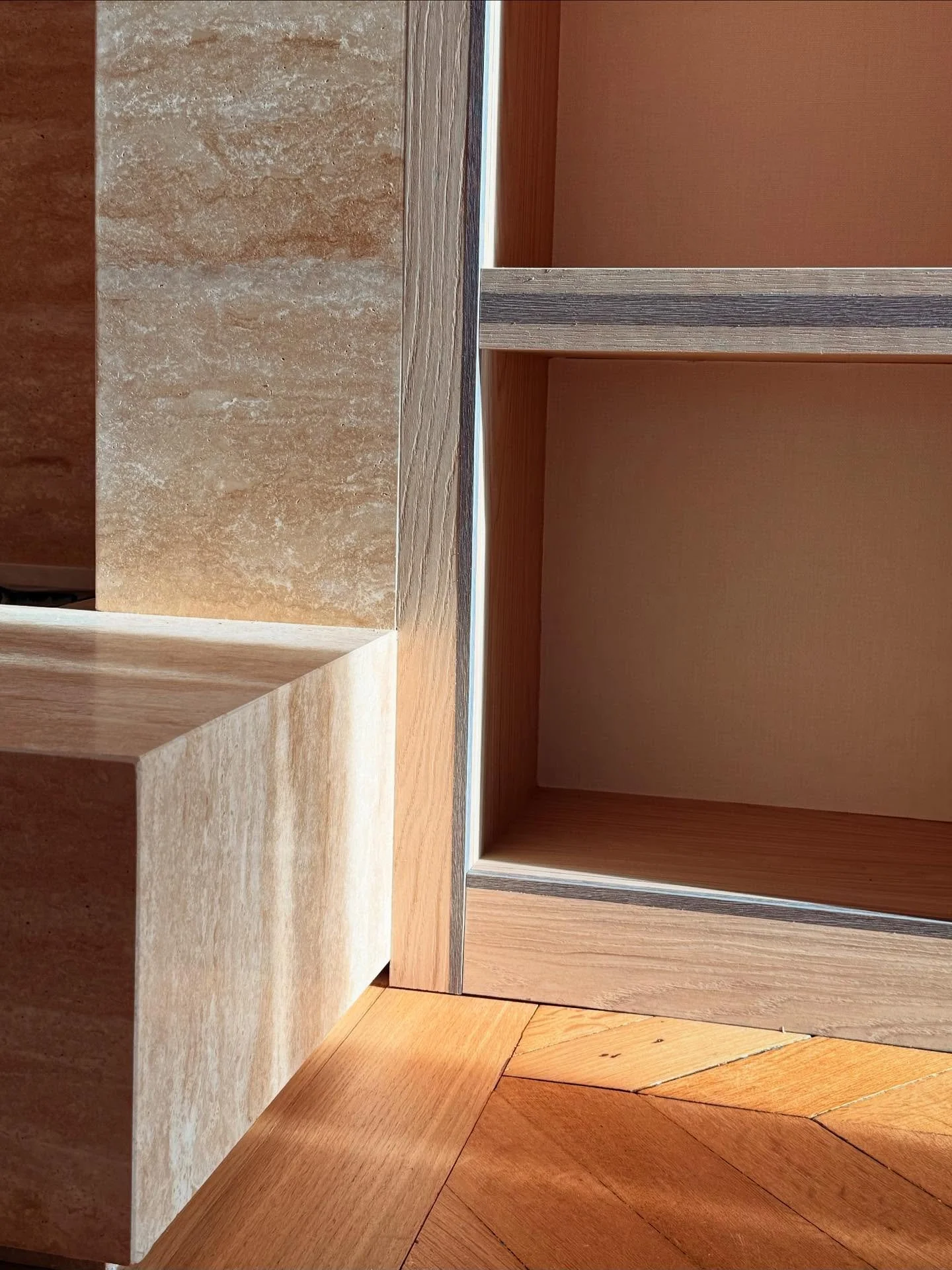 ✨ R&eacute;novation au c&oelig;ur de Paris ✨
Un nouveau projet prend vie gr&acirc;ce &agrave; l&rsquo;alliance parfaite du bois naturel, de la pierre naturelle et du parquet en ch&ecirc;ne massif.

Nous avons cr&eacute;&eacute; un espace lumineux et 