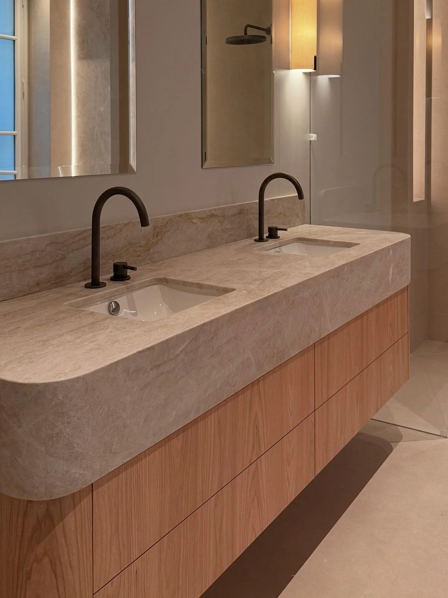 ✨ Nouvelle salle de bain, nouvelle ambiance ✨
On craque pour ce mix parfait : bois sur mesure, pierre naturelle et lumi&egrave;re douce qui transforme tout l&rsquo;espace.
Une r&eacute;novation pens&eacute;e pour cr&eacute;er un vrai moment de calme,