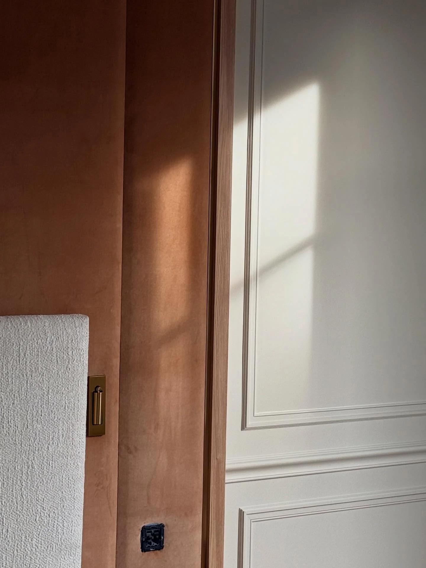 &Eacute;l&eacute;gance naturelle entre bois, laiton et ch&ecirc;ne &mdash; un espace repens&eacute; pour le confort gr&acirc;ce &agrave; notre mobilier sur mesure.
La r&eacute;novation prend forme, tout en douceur et en lumi&egrave;re. ✨

#interiorde