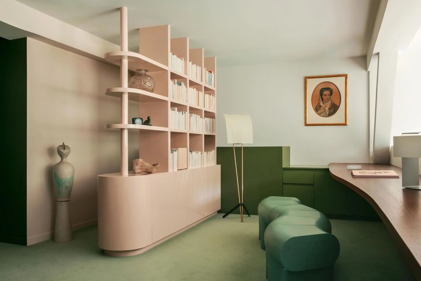 Le d&eacute;tail qui fait tout. Biblioth&egrave;que sur-mesure laqu&eacute;e, fabriqu&eacute;e dans nos ateliers parisiens.
Architecture d&rsquo;int&eacute;rieur : @martin_masse 
Set design : @collectedstudio  Photographie : 📷 @yannick__labrousse  M