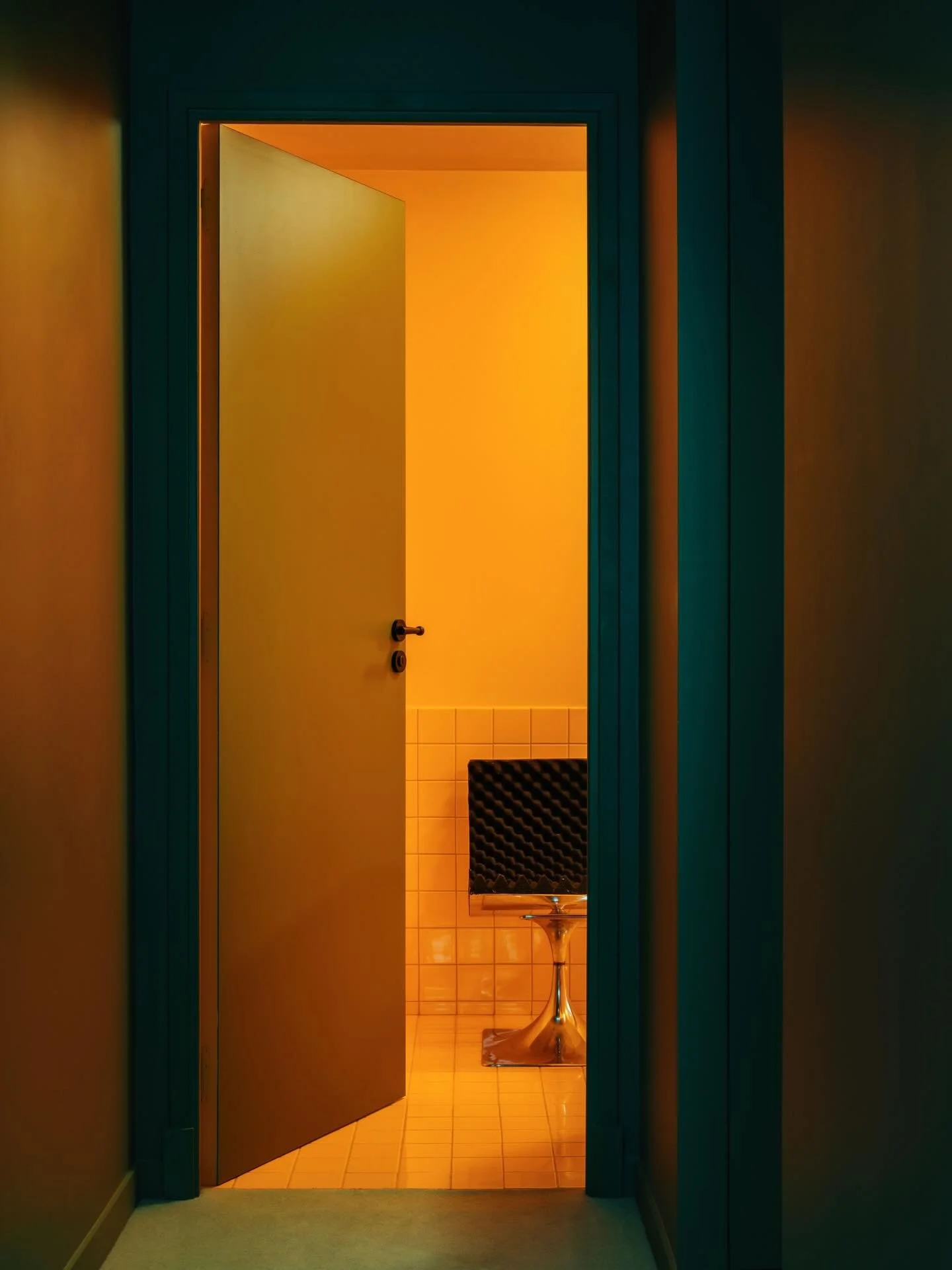 Une salle de bain enti&egrave;rement immersive. Du sol au plafond, une seule couleur &mdash; et un caract&egrave;re fou.  Architecture d&rsquo;int&eacute;rieur : @martin_masse_
Set design : @collectedstudio Photographie : 📷 @yannick__labrousse  Meub
