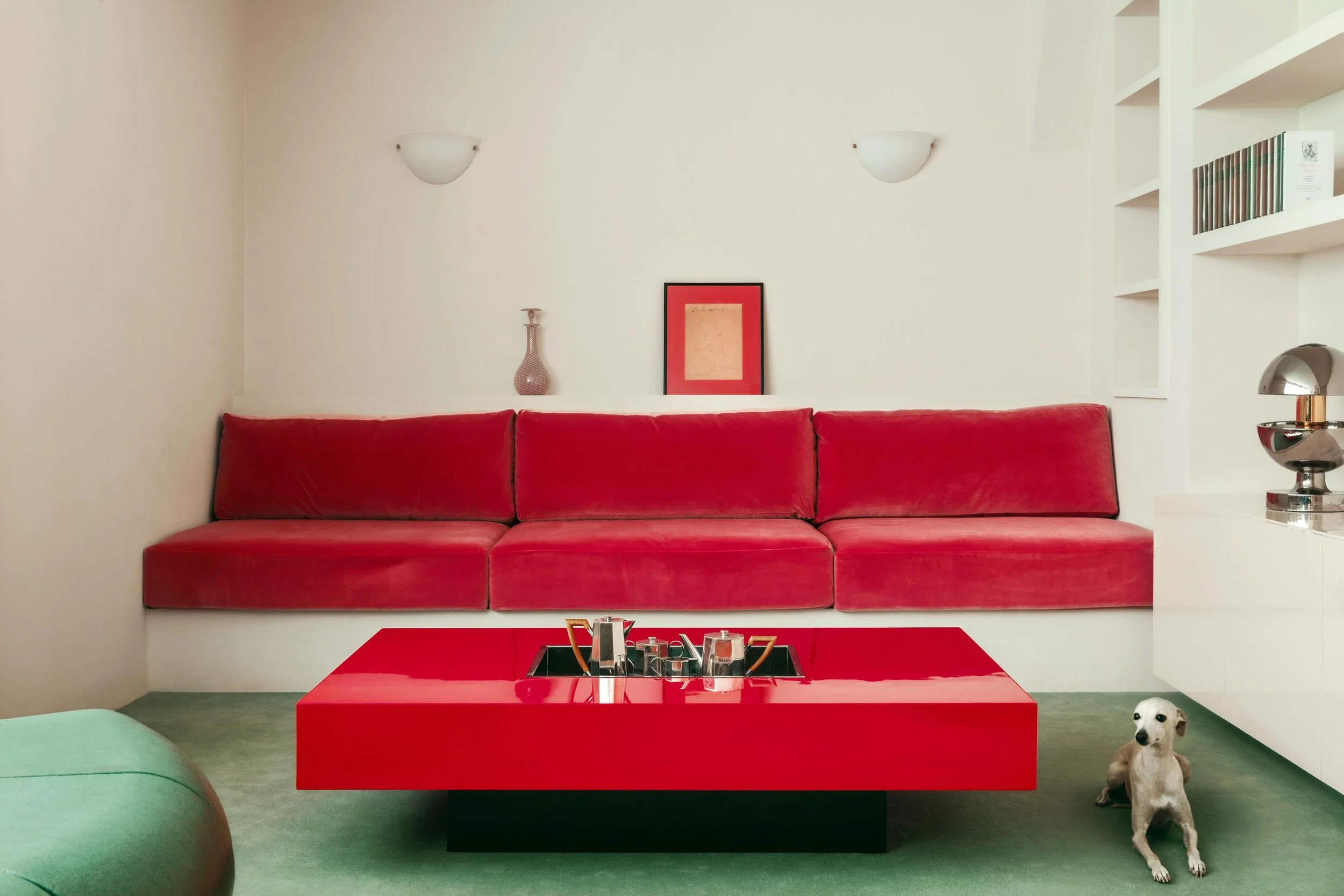 Rouge, vert, chrome. Une palette qui s&rsquo;assume. Canap&eacute; encastr&eacute; et table basse sur-mesure.
Architecture d&rsquo;int&eacute;rieur : @martin_masse_ 📷 @yannick__labrousse.  Set design : @collectedstudio
Mobili&egrave;re : @vedes_bois