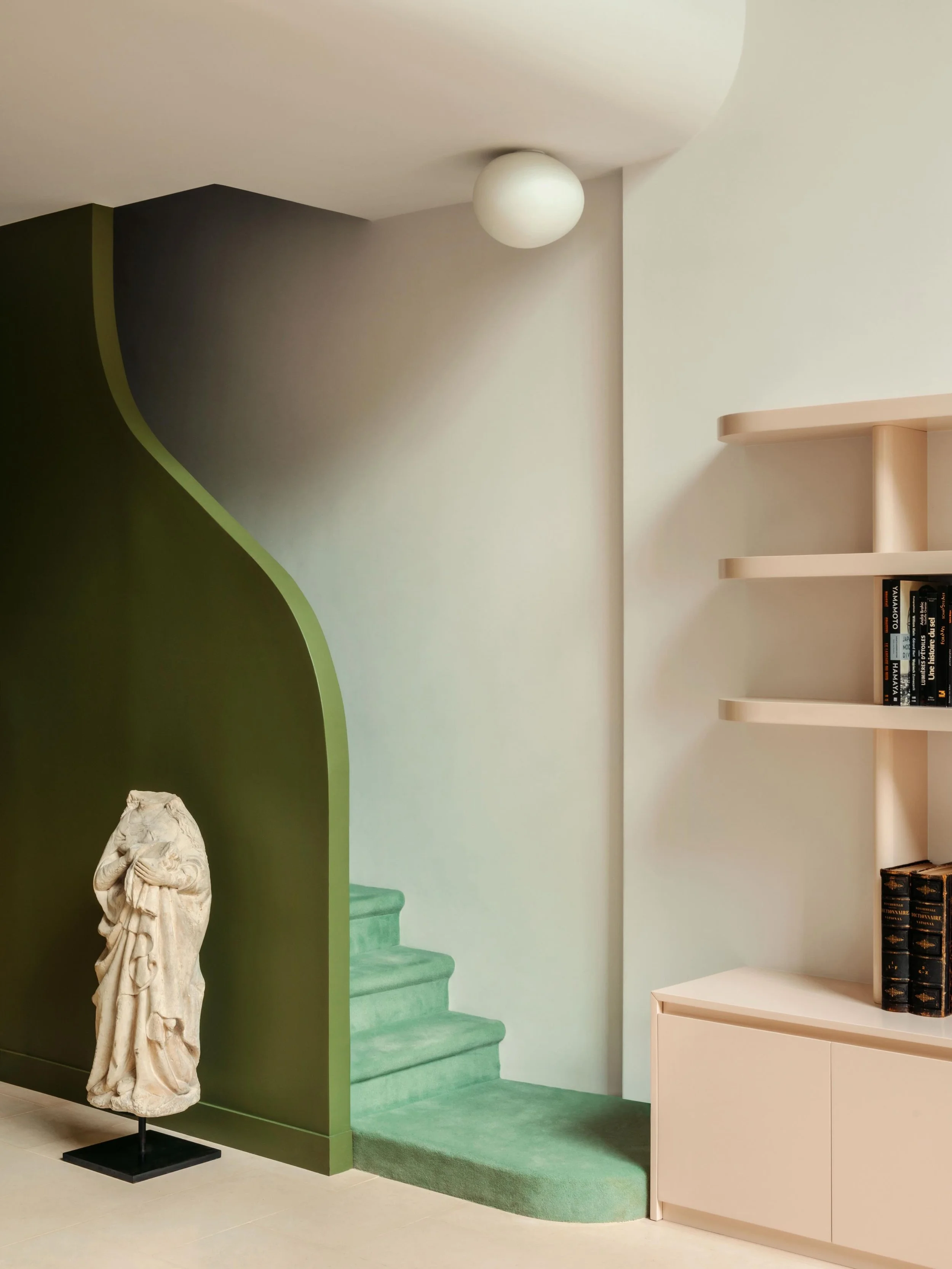 L&rsquo;escalier comme sculpture. Un d&eacute;tail architectural qui donne le ton de tout l&rsquo;appartement.
Architecture d&rsquo;int&eacute;rieur : @martin_masse_ 
📷 @yannick__labrousse.
Set design : @collectedstudio
Mobili&egrave;re : @vedes_boi
