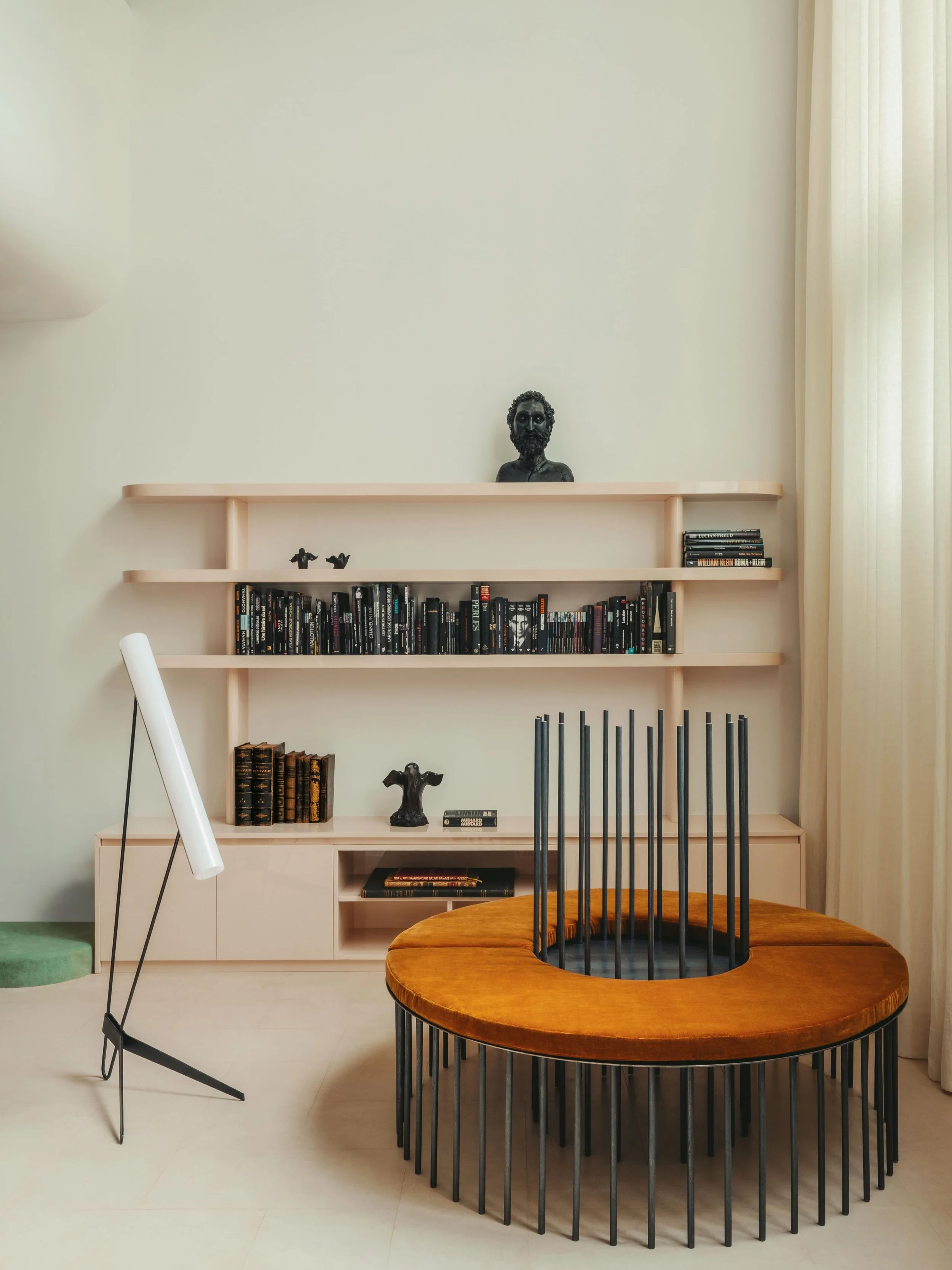 Un salon comme une sculpture habit&eacute;e. Сhaque pi&egrave;ce raconte une histoire.
Architecture d&rsquo;int&eacute;rieur : @martin_masse_
📷 @yannick__labrousse.
Set design : @collectedstudio
Mobili&egrave;re : @vedes_bois
#vedesrenovation #renov