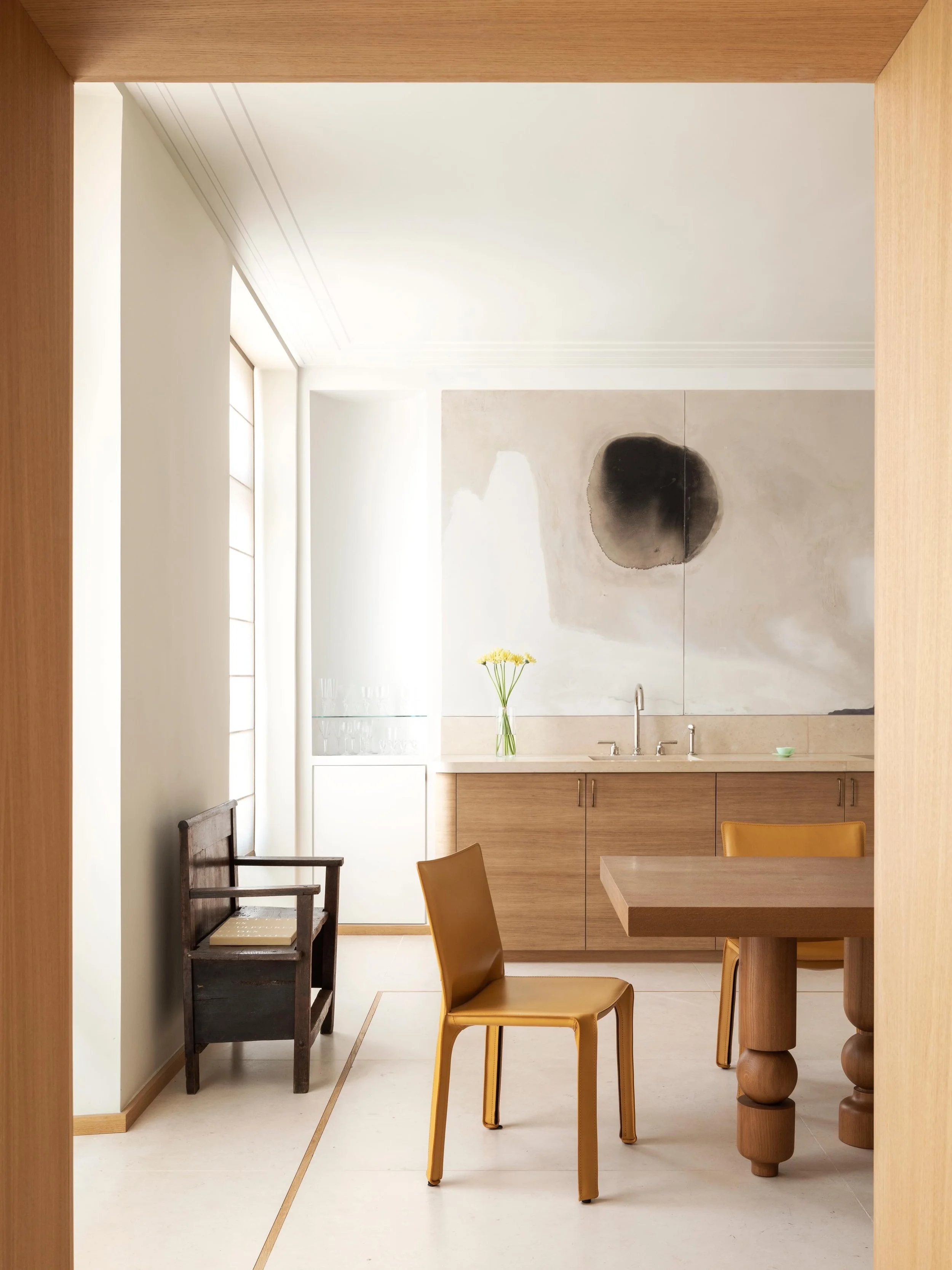 Une cuisine qui refuse les codes. Plan de travail en travertin, facade en chene,
et une oeuvre murale peinte a la main qui transforme la credence en toile.
Architecture d&rsquo;interieur : @afterbachstudio | Art &amp; mobilier : @kolkhoze | Photograp