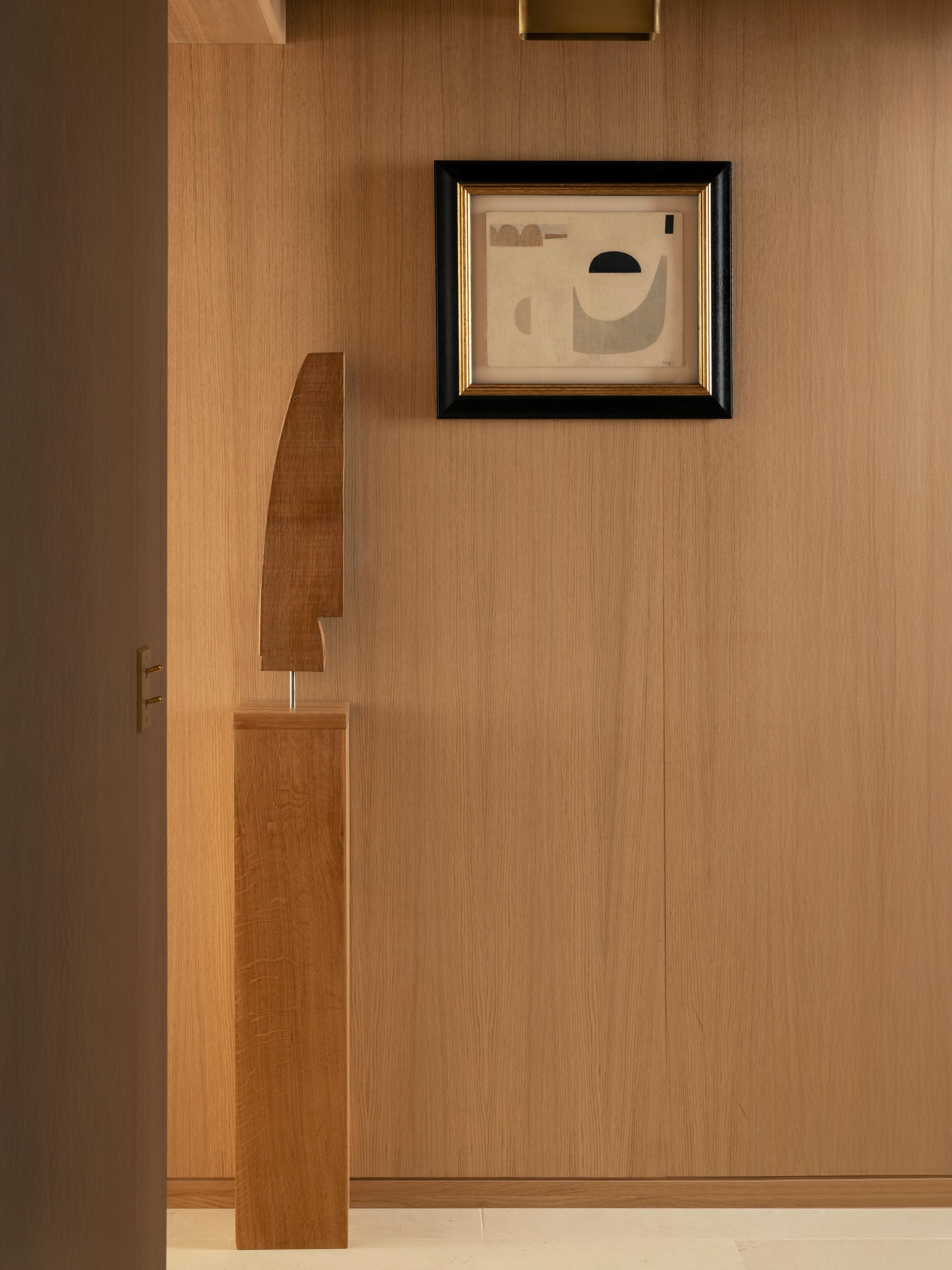 Du sol au plafond, le chene. Les portes affleurantes disparaissent dans la masse &mdash;
seule la poignee en laiton trahit leur presence.
Menuiserie entierement realisee dans nos ateliers.
Architecture d&rsquo;interieur : @afterbachstudio | Art &amp;