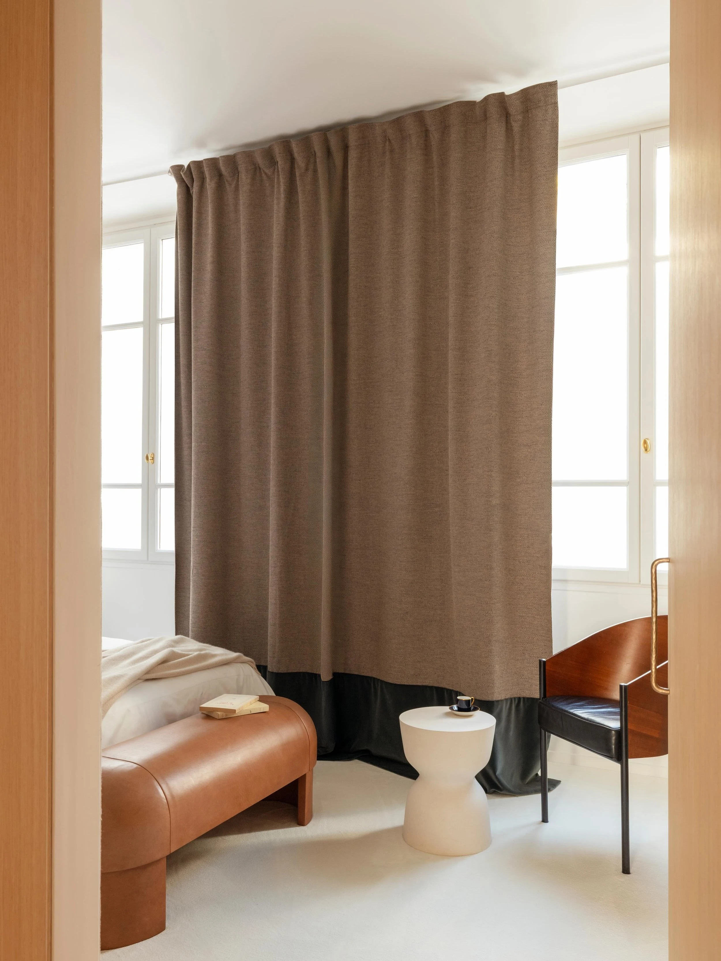 Les details ne mentent pas. Poignee en laiton bruni, chene naturel &mdash;
chaque element est pense, fabrique, pose avec soin.
Architecture d&rsquo;interieur : @afterbachstudio
Menuiserie : @vedes_bois | Photographie : @v.leroux | Art &amp; mobilier 