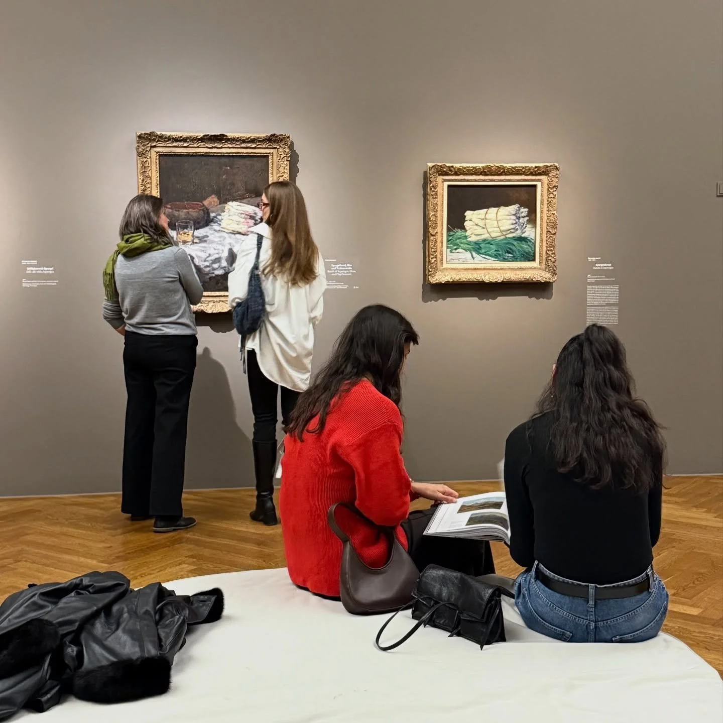 Wie ver&auml;ndert sich unser Blick, wenn wir lernen, die Welt leiser zu sehen?

&bdquo;F&uuml;r mich f&uuml;hlt sich  die Ausstellung  an wie eine warme Umarmung.&ldquo; Diesen Satz sagt Anjelika heute Morgen beim Fr&uuml;hst&uuml;ck . Wir sitzen in