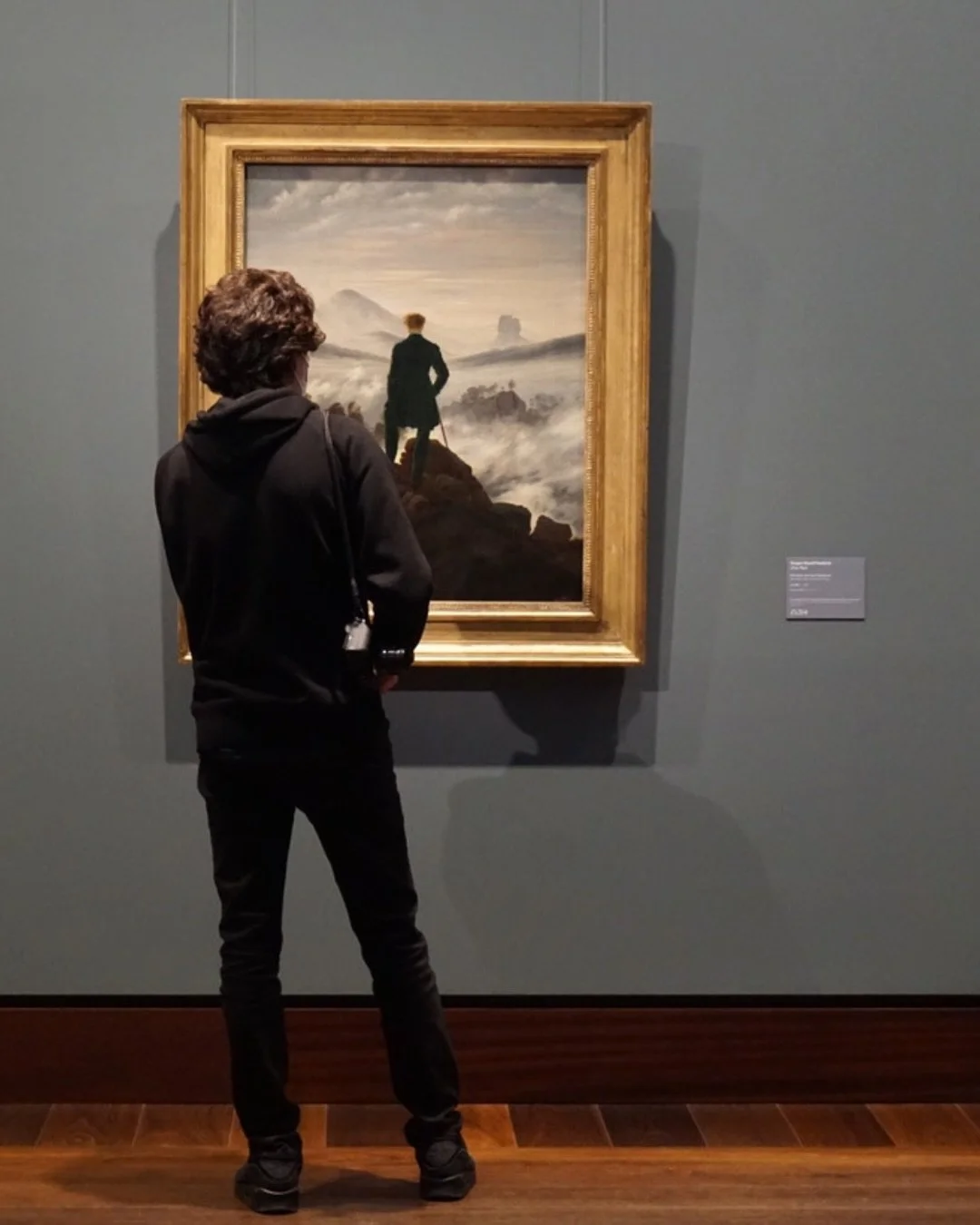 Kennt Ihr den Moment, wenn Ihr Euch wie Freak an fremde Menschen ranschleicht, um sie zu fotografieren?

ICH SCHON! 🥲 

Es gibt kaum bessere Momente im Museum, als wenn sich pl&ouml;tzlich eine Verbindung zwischen Mensch und Werk ergibt. Daher haben