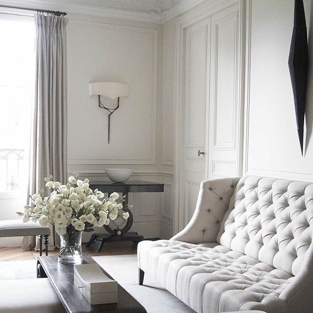Tranquil and muted...what a beautiful inspiration by @thomaspheasant 💚 
#interiorsthatinspire #calmsetting #interiordesigninspo #livingroomdecor #beautifuldesign