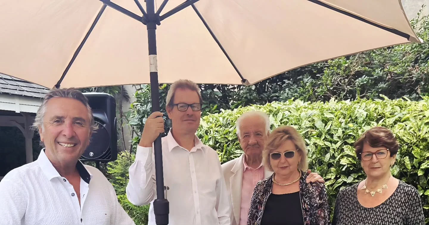 @thehoveclub performing for the members and guests at their summer garden event on Saturday.
Thanks to lovely Yvonne Hilton for joining me on vocals and also thanks to Roy Hilton  on piano and @davidbeeboss on double bass
#livemusic 
#music 
#summerj
