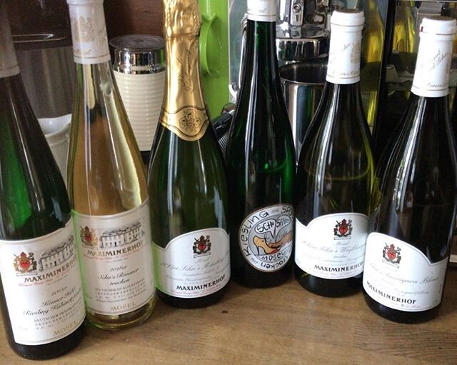 Bleibt zu Hause und trinkt Wein 😋
.
.
.
#maximinerhof #berndschu #mosel #trier #kenn #germanwines #wein #virus #stayathome #heilung #alkohol