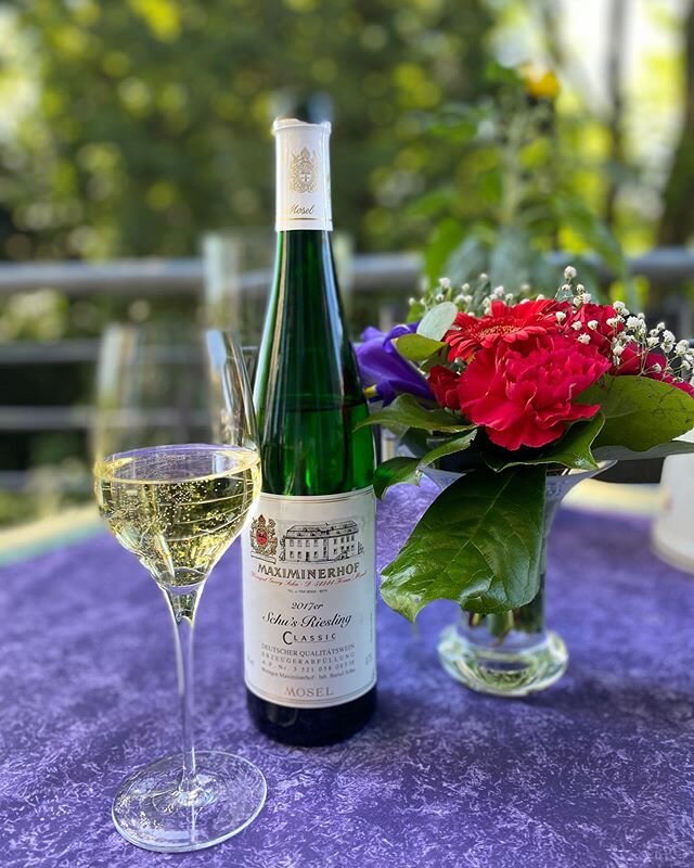 Einen sch&ouml;nen Restfeiertag &amp; liebe Gr&uuml;&szlig;e aus Balkonien w&uuml;nschen wir ☀️der Riesling Classic ist in unserem Online Shop erh&auml;ltlich! .
.
.
#riesling #classic #mosel #pfingsten #maximinerhof #berndschu #kenn #qualit&auml;tsw