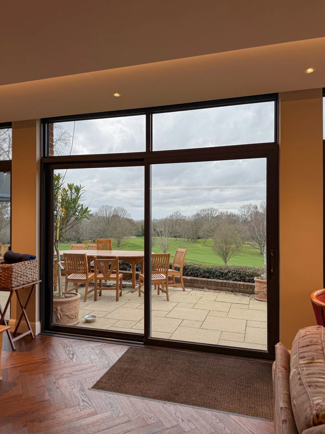 Anthracite aluminium sliding doors: a rear extension opened up to the garden