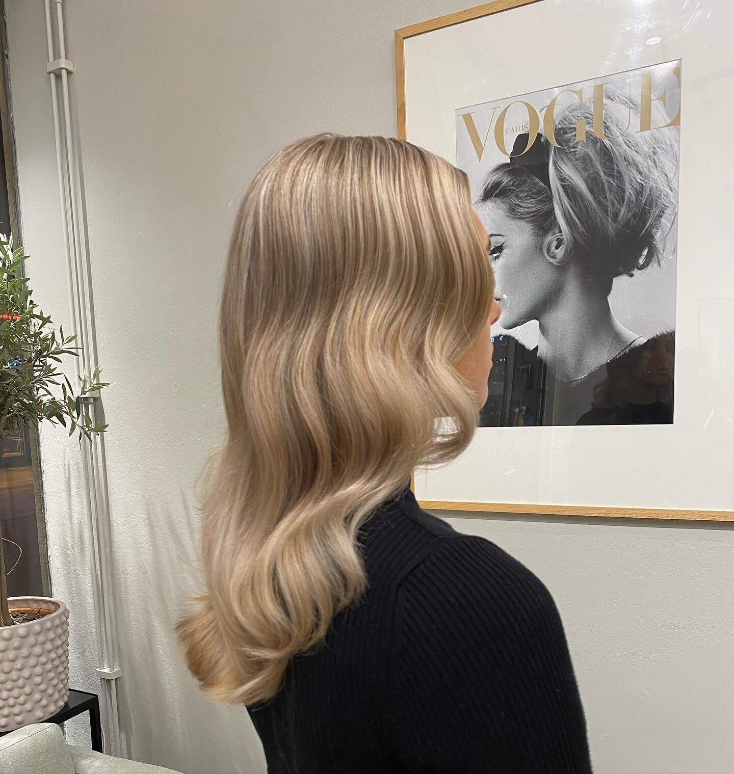 ICY BLONDE 🧊🫶🏼
.
CUT&amp;COLOUR by @hairbycarinasorling 
@wellaeducation_sverige @wellanordic #wellahair #wellanordic #r&aring;hfris&ouml;r #fris&ouml;ruppsala