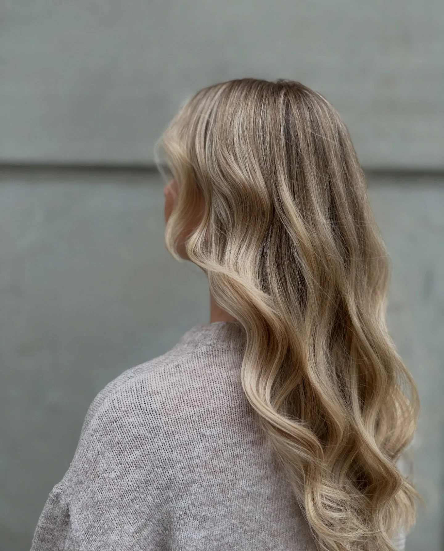 SAND/BEIGE🤎👌🏻 by @hairbylouisewg 

#r&aring;hfris&ouml;r #sandblonde #beigeblonde #foilyage #fris&ouml;ruppsala 
@schwarzkopfprosverige