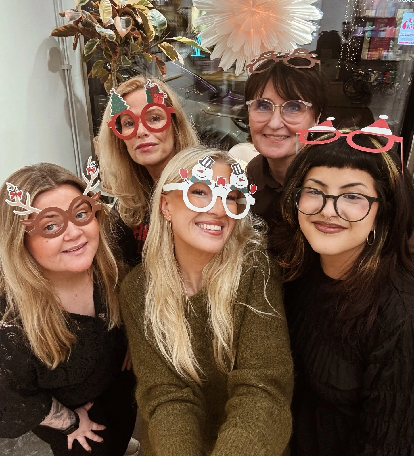 VI VILL KIKA IN OCH &Ouml;NSKA ER🥹..
EN RIKTIGT GOD JUL &amp; GOTT NYTT &Aring;R!&hearts;️

Ett stort tack till alla er fina kunder &amp; leverant&ouml;rer som f&ouml;rgyllt v&aring;ra dagar under 2025.&hearts;️&hearts;️&hearts;️
Ni &auml;r helt fan