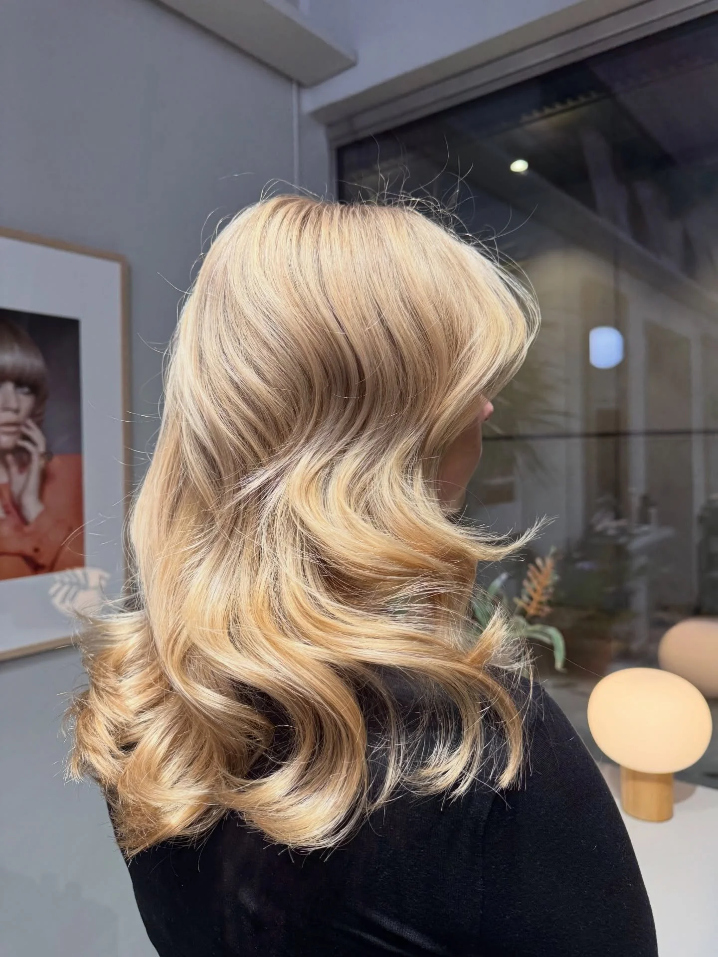 CREAMY BRIGHT BLONDE🥂✨💆🏼&zwj;♀️

CUT&amp;COLOR by @bymathildaa 
@wellaeducation_sverige @wellanordic @k18hair_swe 
#r&aring;hfris&ouml;r #wellablonde #creamyblonde #uppsalafris&ouml;r