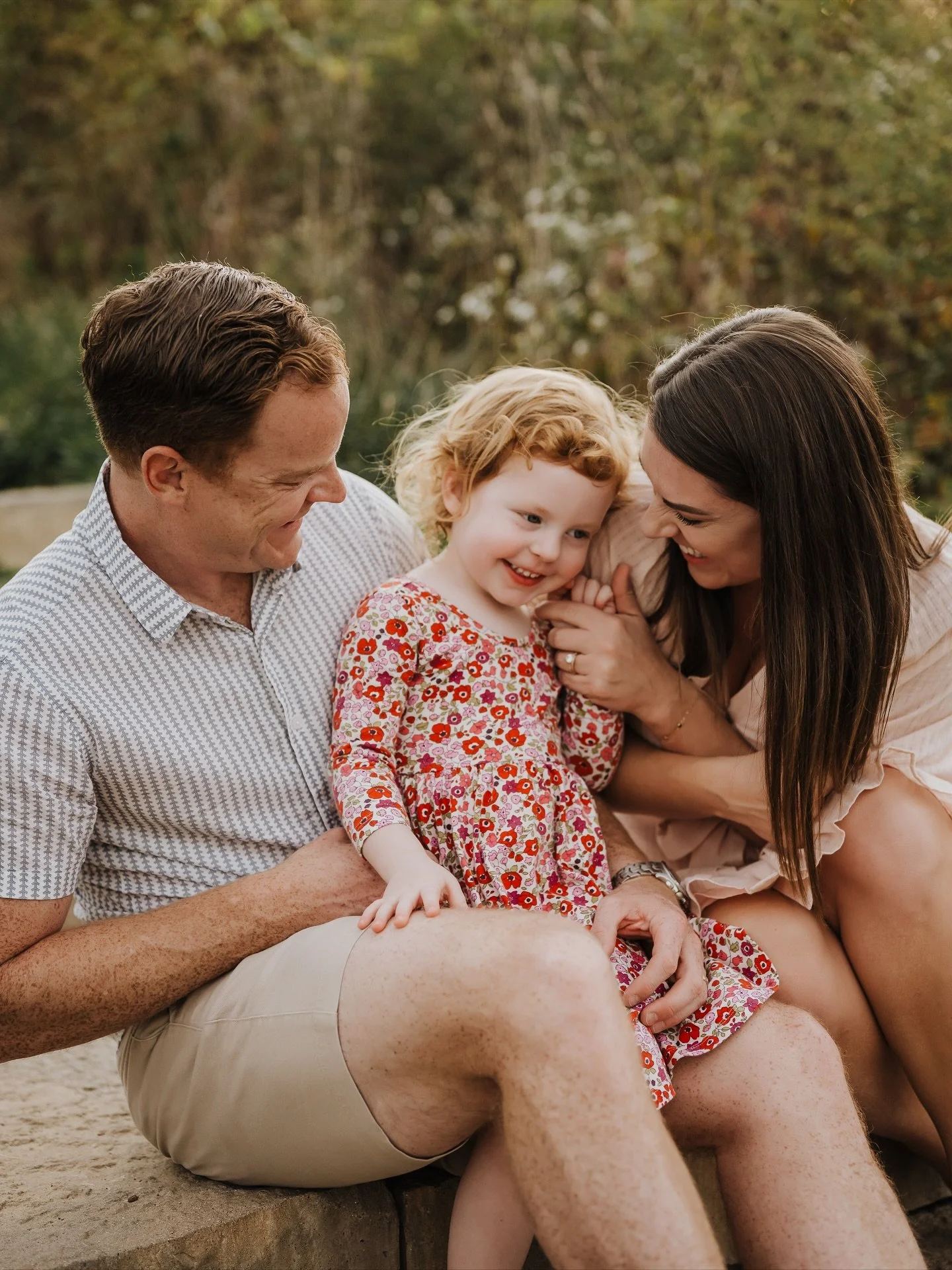 Warm fall sunshine and even warmer smiles 🌞 This sweet family soaked up every bit of the 80-degree autumn day &mdash; laughter, snuggles, and all the love.