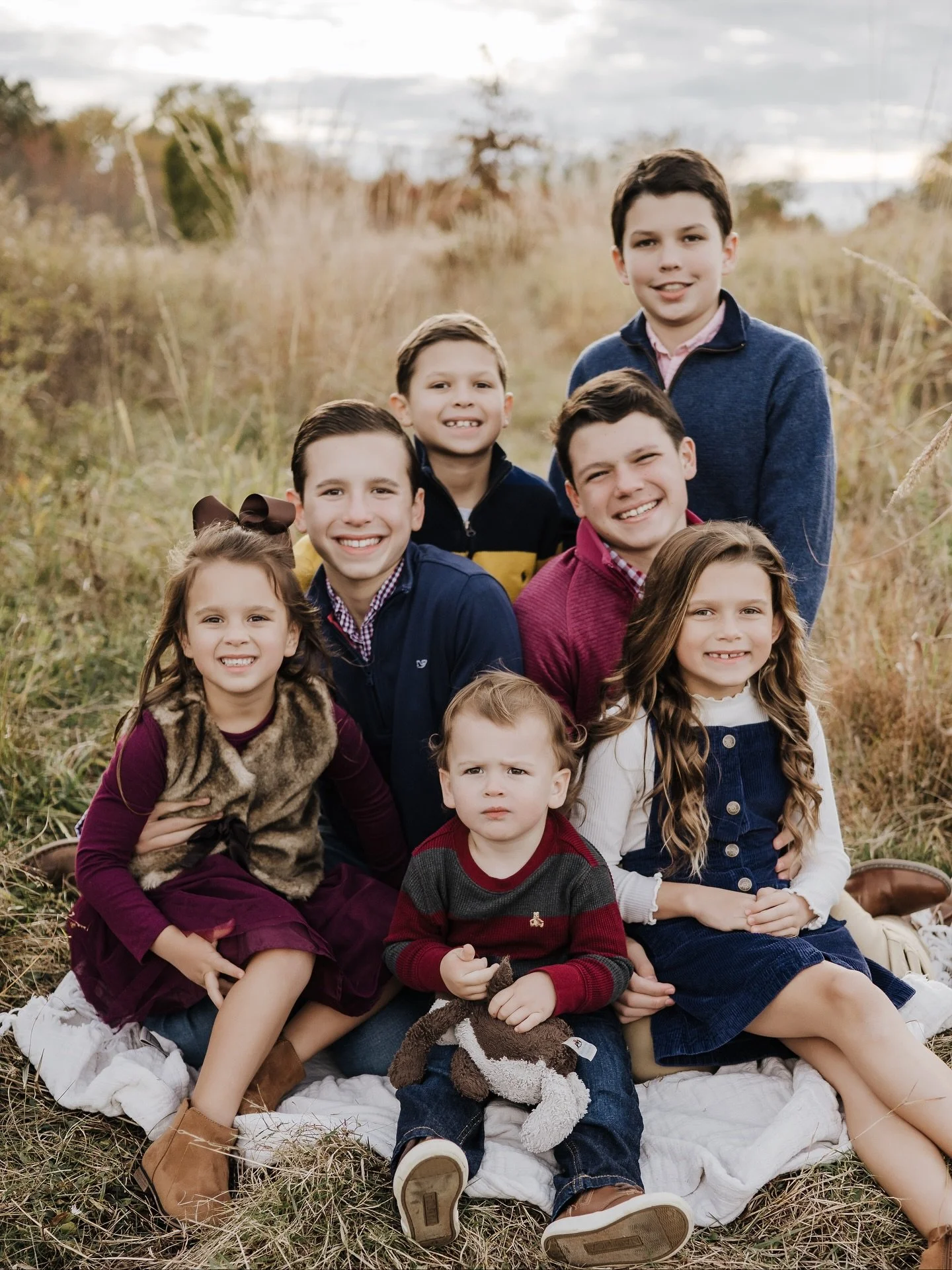 Big families, big love 🤎

This crew of nine absolutely blew me away! Six kiddos and not only did they show up with the best attitudes, but they were patient, kind, and full of joy the entire session. Did I mention it was super chilly too! Their smil