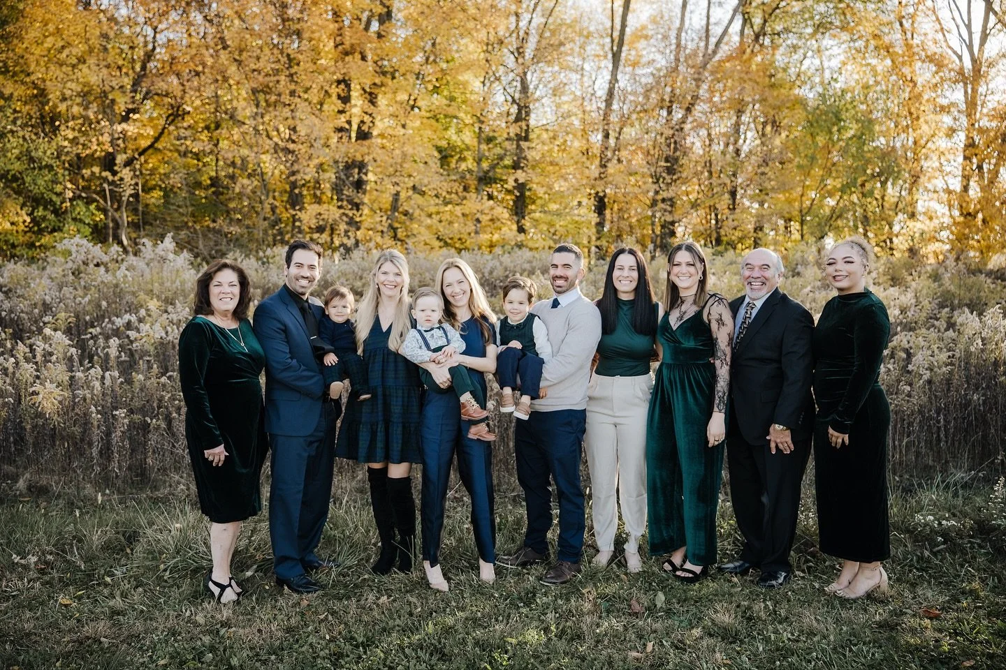 Big family, big smiles, big love. This crew nailed their fall session! 🍂✨Coordination level:10/10!