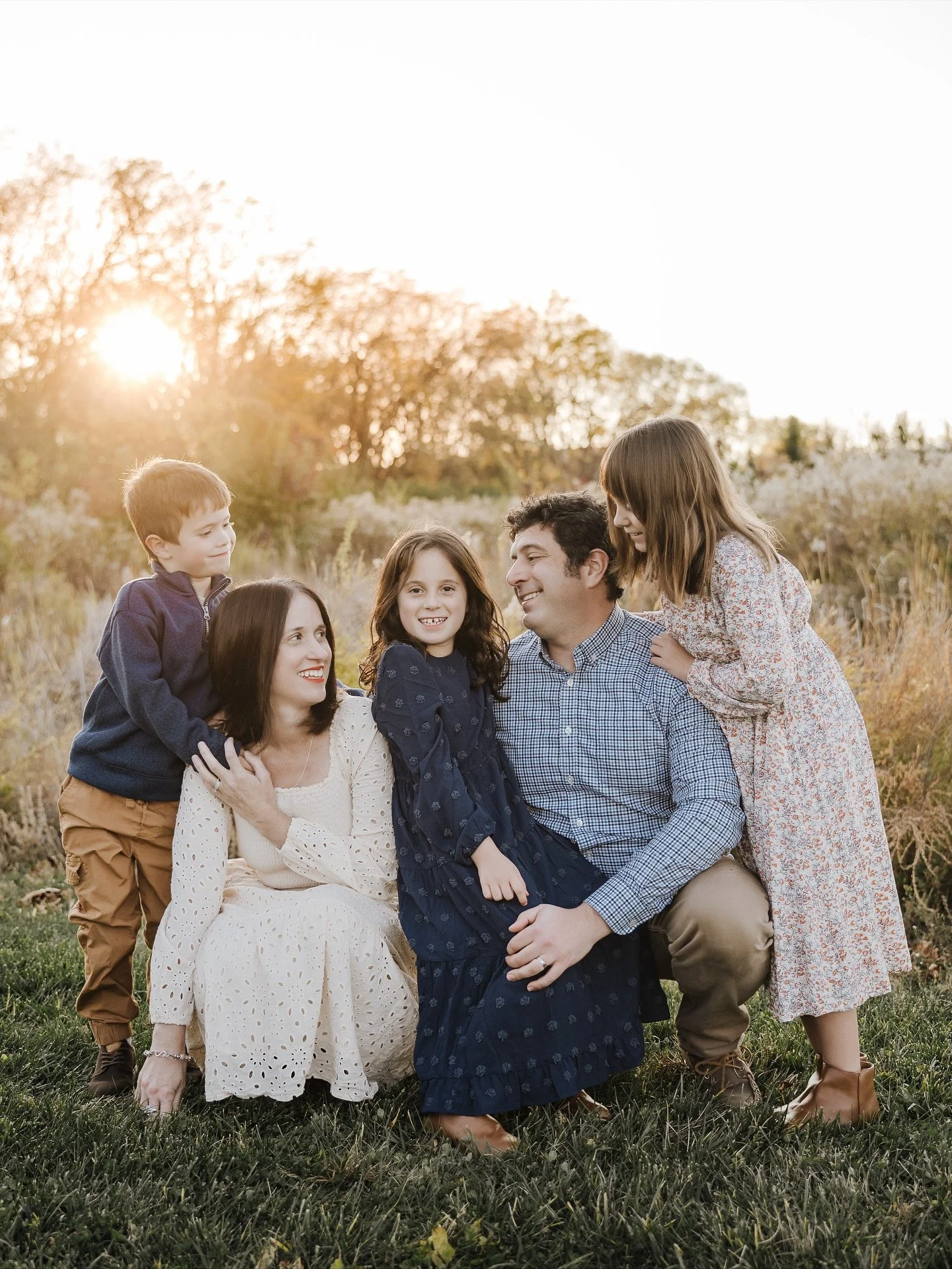 Golden leaves, warm sunshine, and the sweetest family moments &mdash; fall really showed off for this session 🍂✨