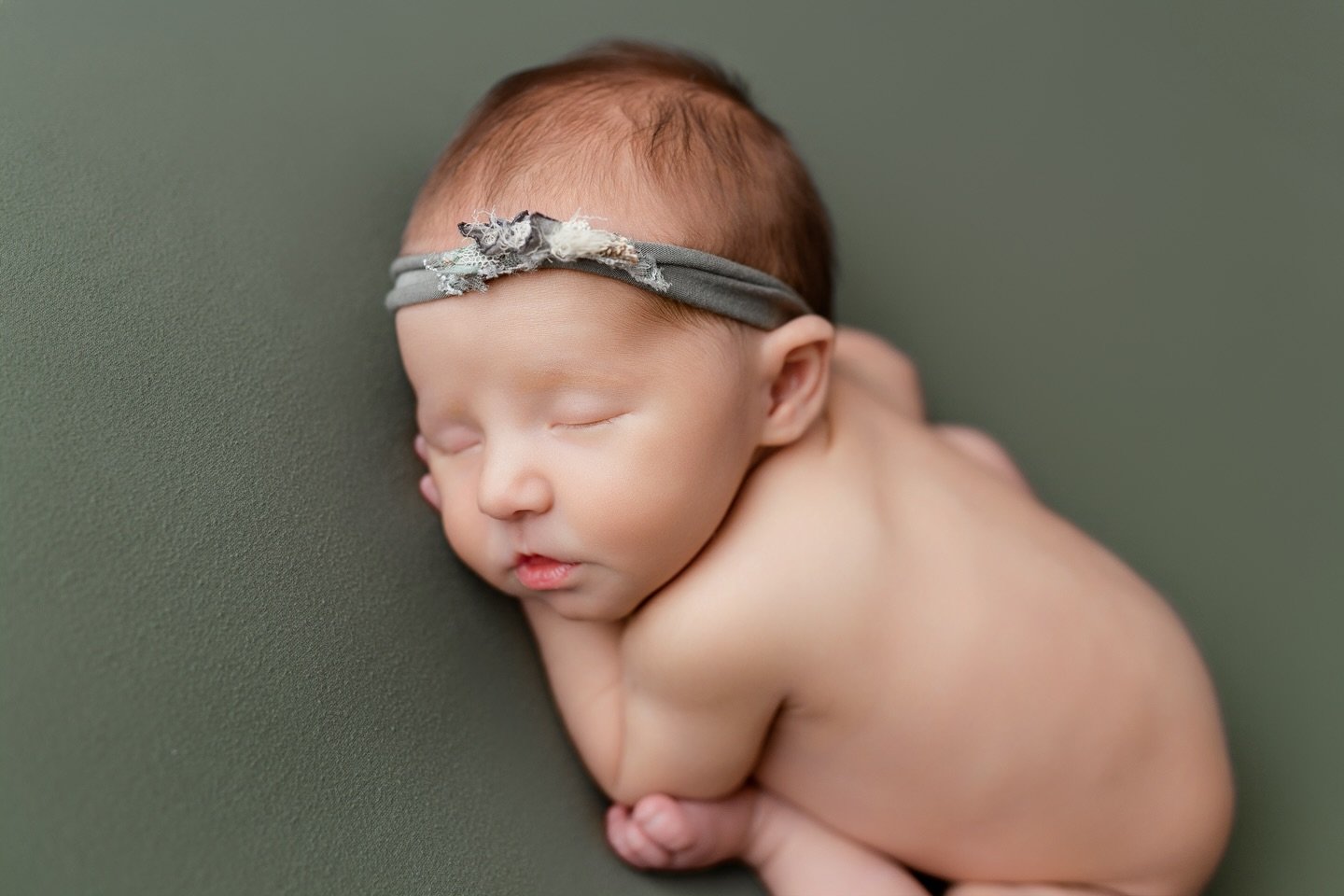 Ending 2025 on the sweetest note 🤍

Meet Jacquelyn, my last baby of 2025 &mdash; and what a perfect way to close out the year. I&rsquo;ve had the joy of working with her family previously, which always makes sessions feel extra special. She slept li