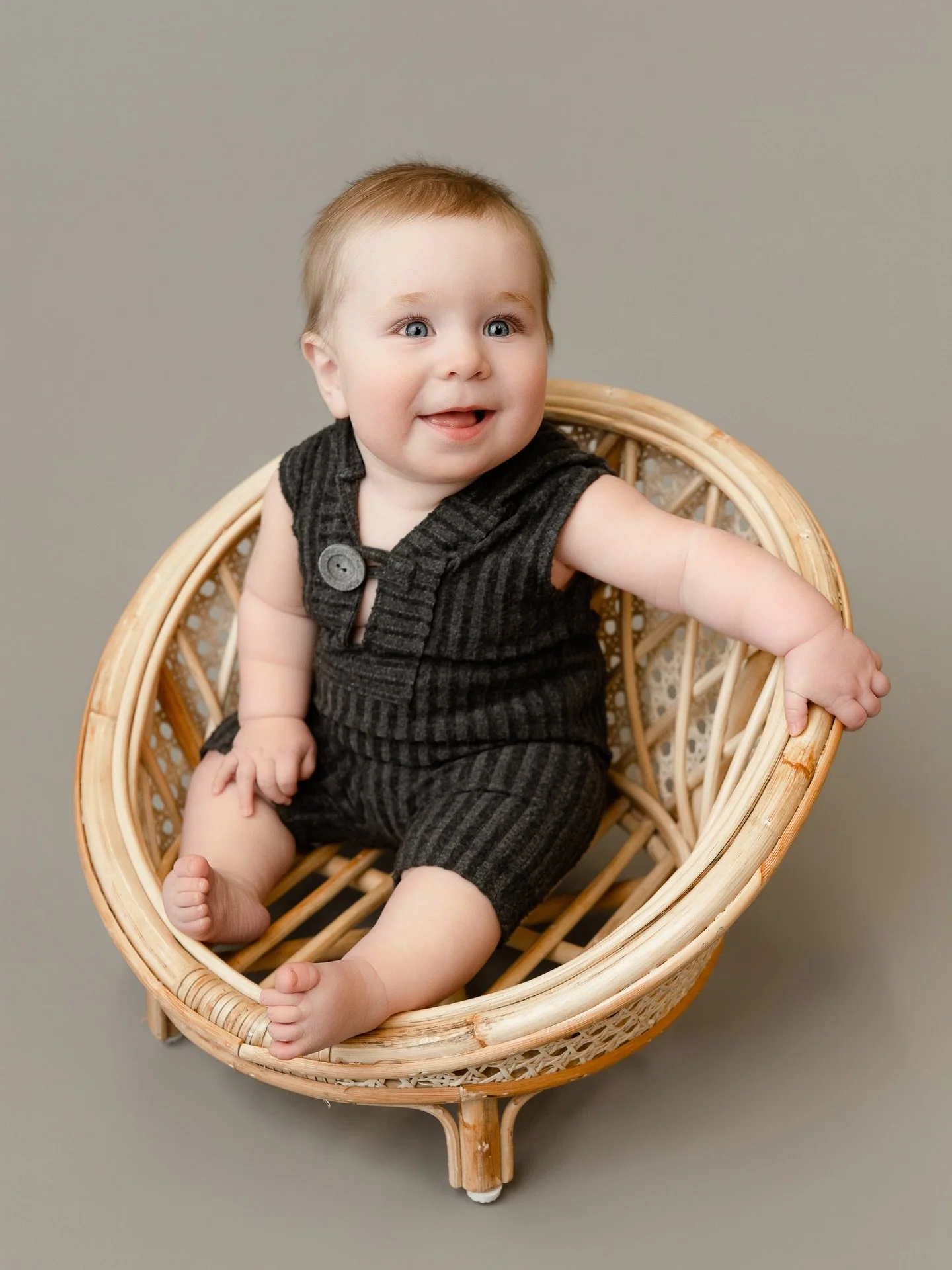Theo is officially halfway to ONE and absolutely stealing the show 💙 Those bright eyes, squishy cheeks, and happy little personality made his 6-month milestone session such a joy to capture. This stage is full of giggles, curiosity, and all the swee