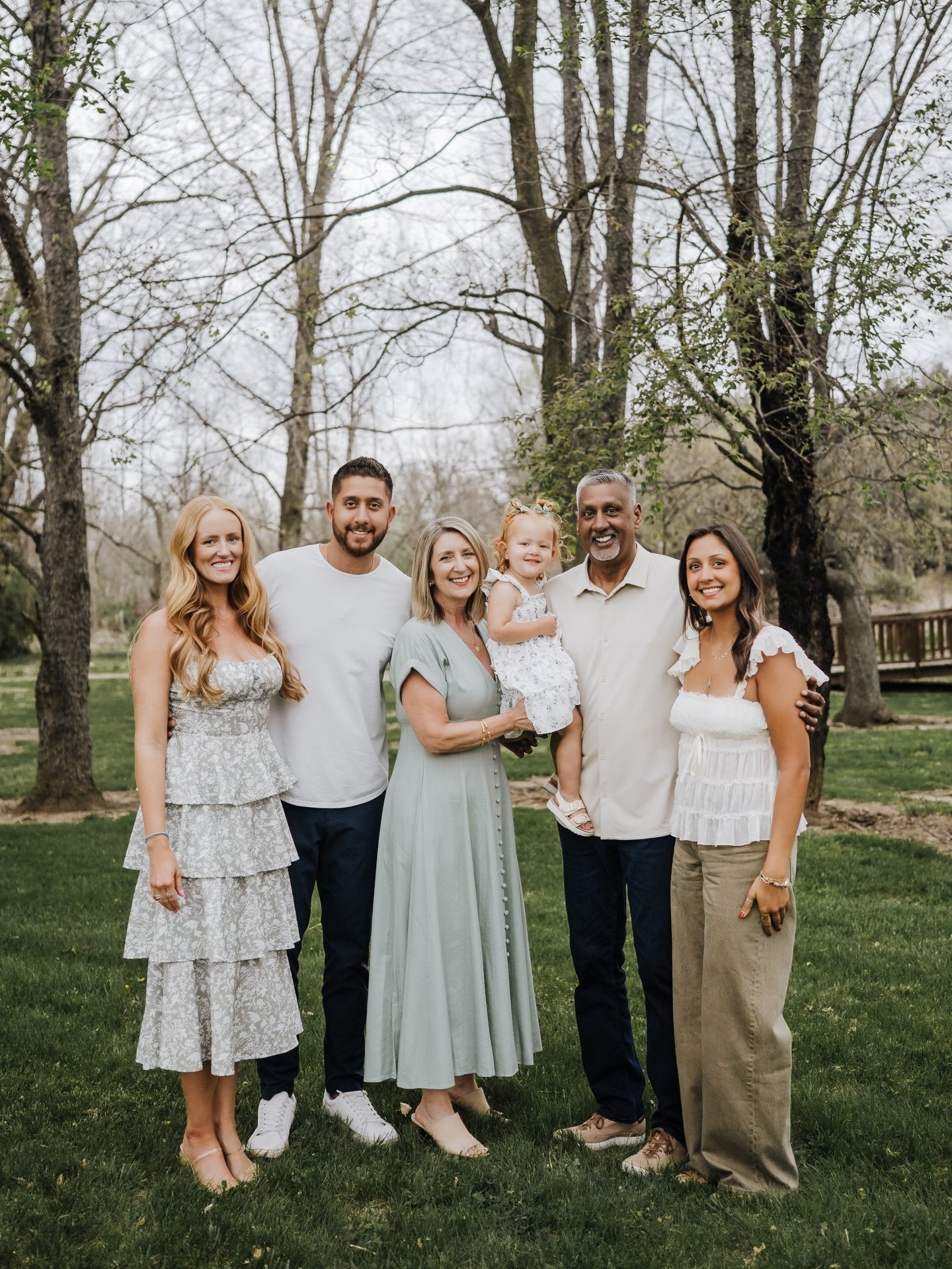 Spring sessions like this are making me absolutely love this season🤍🌿

The sweetest family, and the softness of spring made for the best session. And let&rsquo;s be honest&hellip; Lainey completely stole the show with that adorable personality, tho