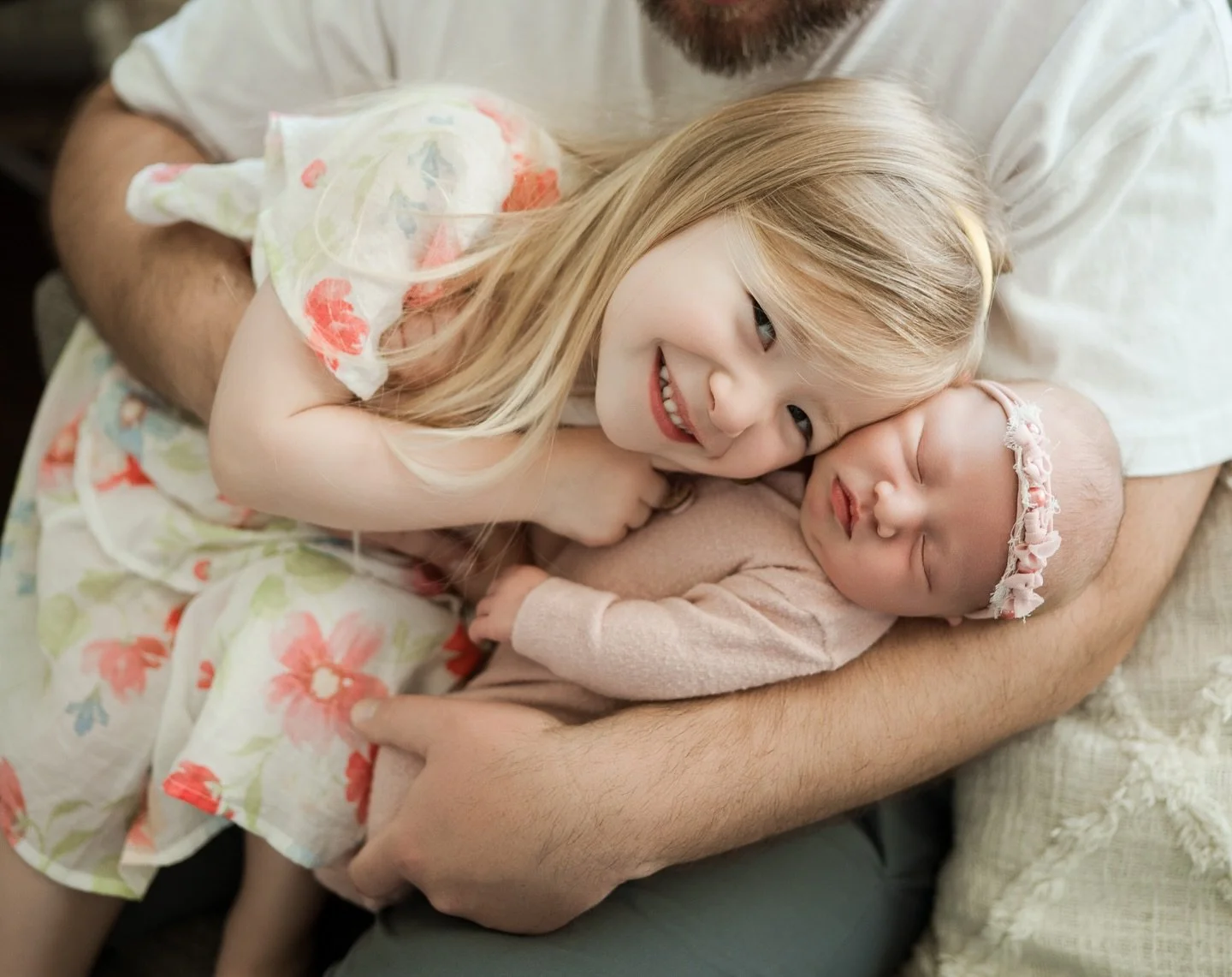 Welcoming their sweetest new addition while big sister happily kept us all entertained the entire session. Pretty sure she made it her mission to steal the spotlight, and honestly, none of us were complaining. 🤍 Enjoy all the cuteness!