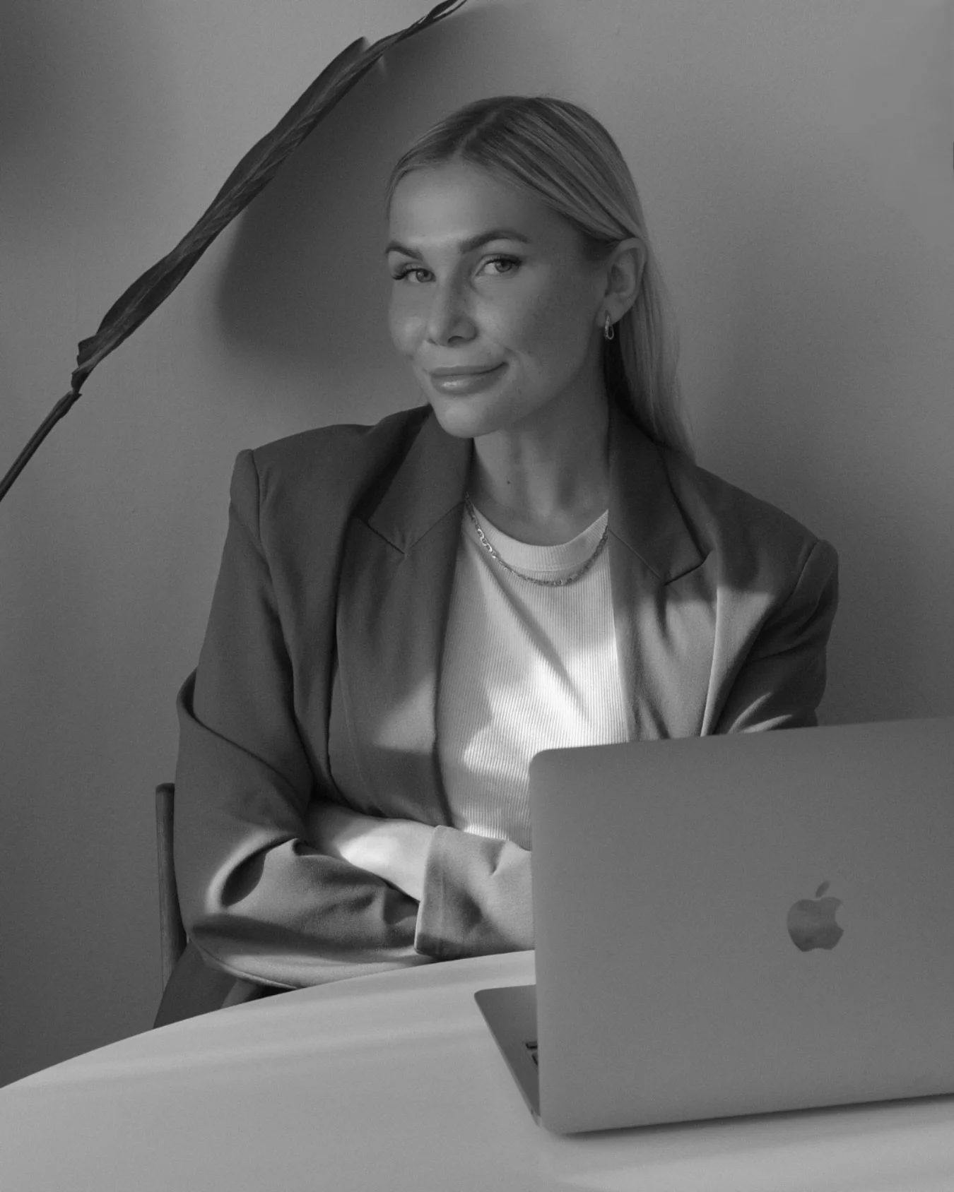 happy weekend 🫶🏼 na? wie steht es am wochenende denn so um die betreuung deiner social media kan&auml;le? wer l&auml;dt story content hoch und reposted fleissig die beitr&auml;ge deiner community? 

diese aufgabe ist im klassischen 9-5 gar nicht so