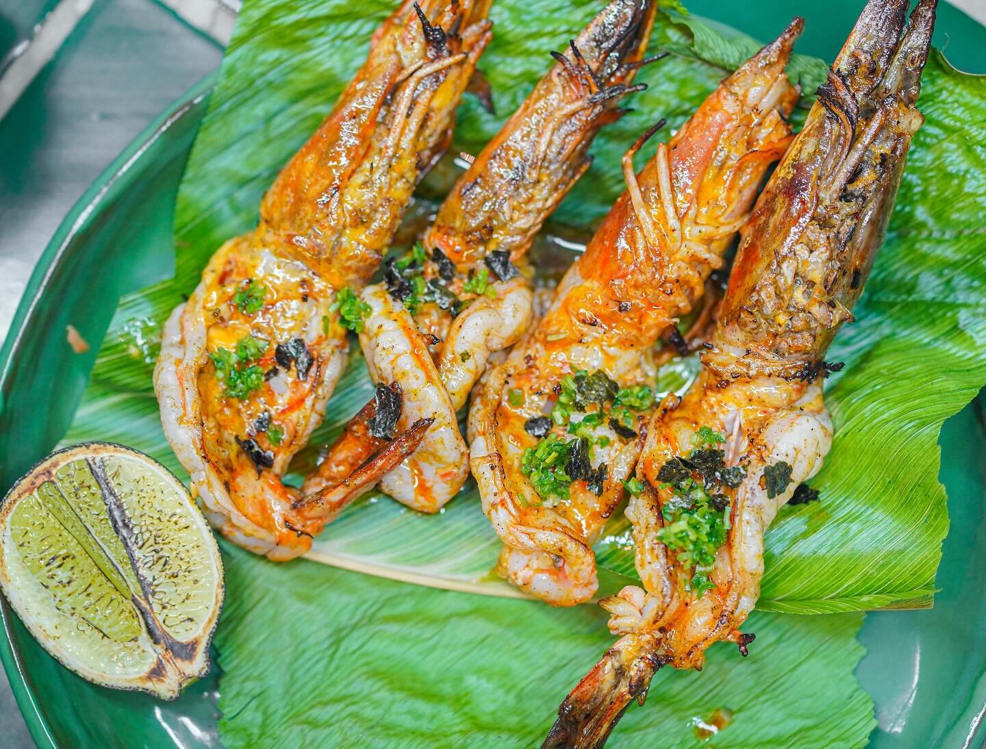 Estos camarones azules, zarandeados con mayonesa ahumada de achiote y ba&ntilde;ados en una mantequilla de c&iacute;tricos, son la elecci&oacute;n perfecta para disfrutar este fin de semana y saborear todo el encanto del tr&oacute;pico. 

Se acompa&n