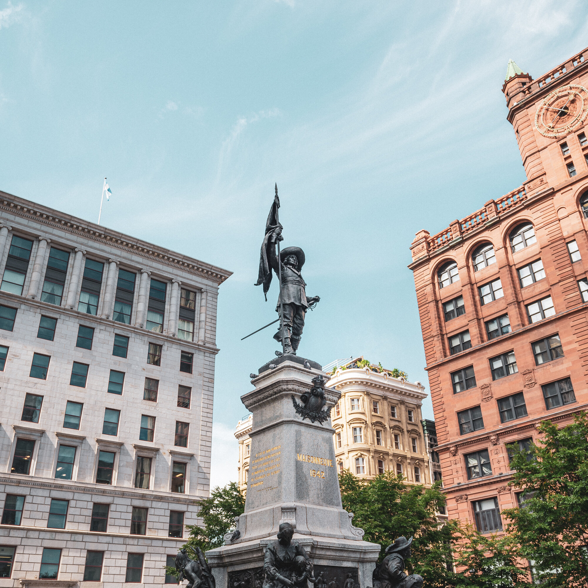 Place d'Armes Vieux Montréal.jpg