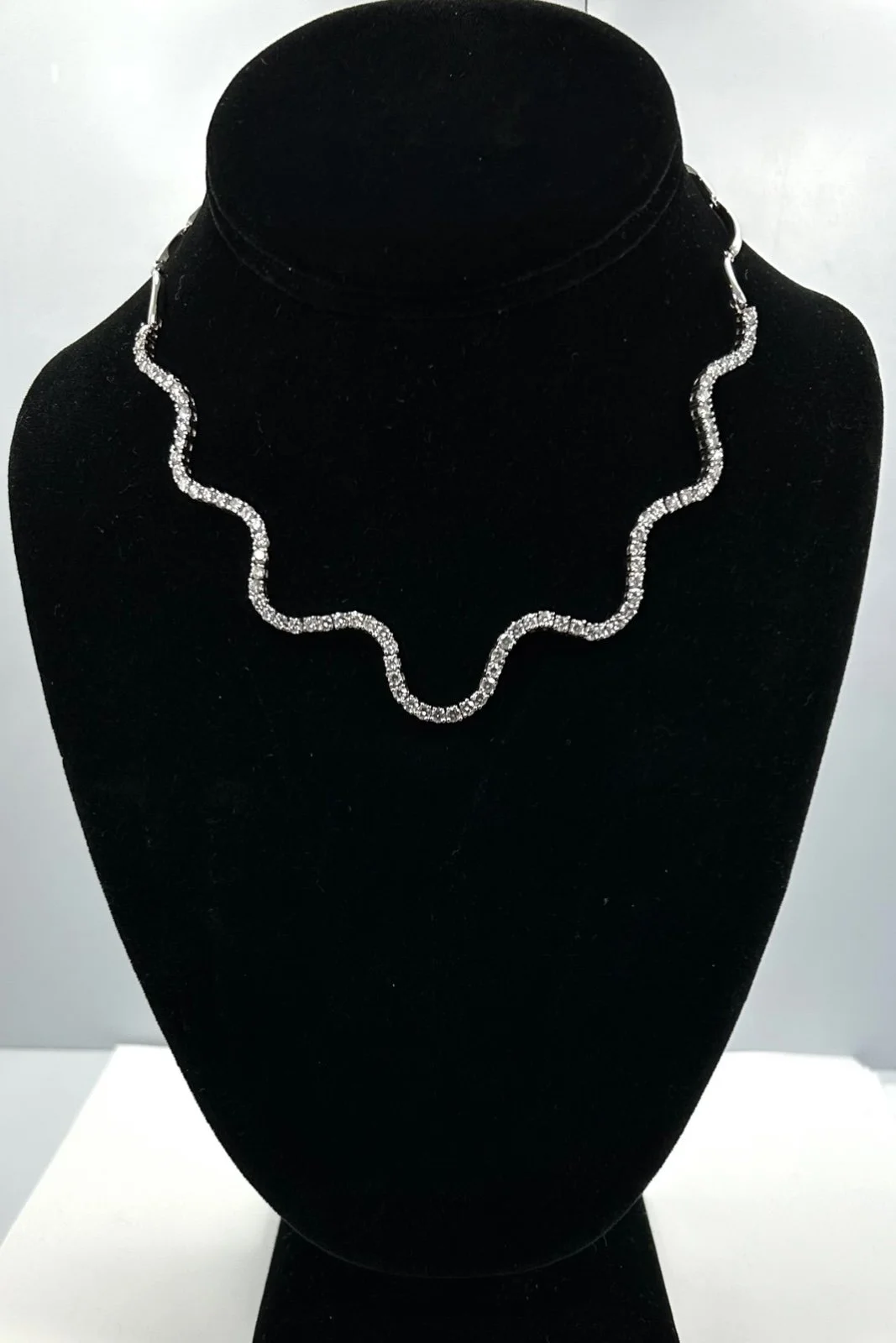 Ruffle Pattern Diamond Line Necklace