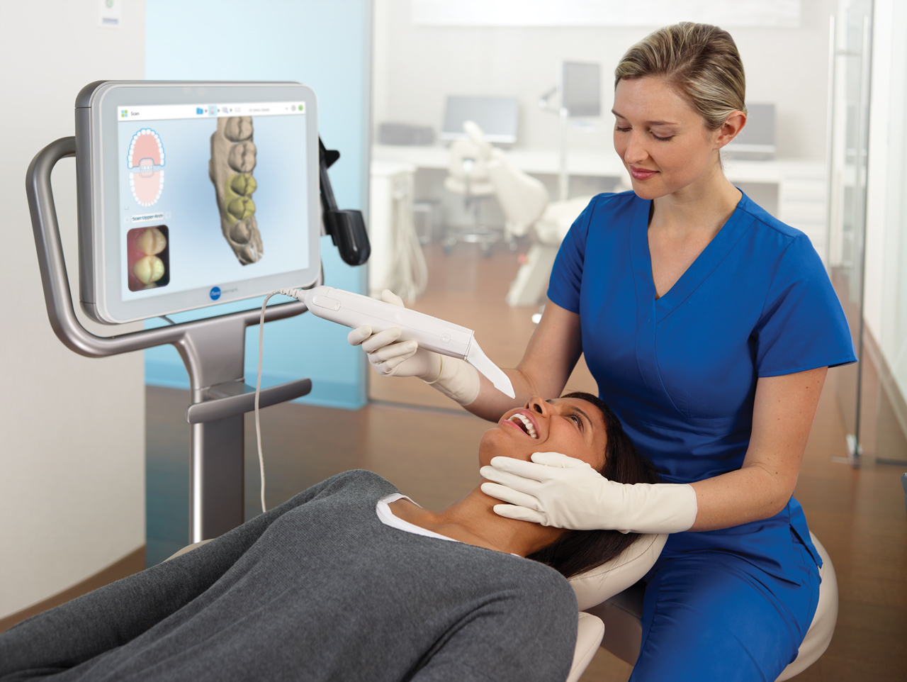 Assistant-scanning-patient_1280.jpg