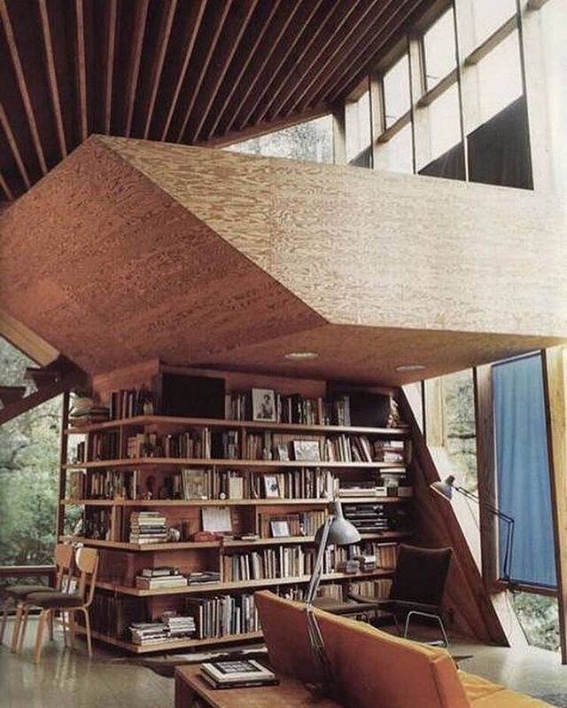 Inside the Walstrom House by John Lautner, 1969. ⁠⠀
One of my favourites with it's asymmetrical forms and this dream bookshelf in perfect view of the dining table and kitchen.⁠⠀
⁠⠀
#lindstudio #tellyourstory #stayawhile