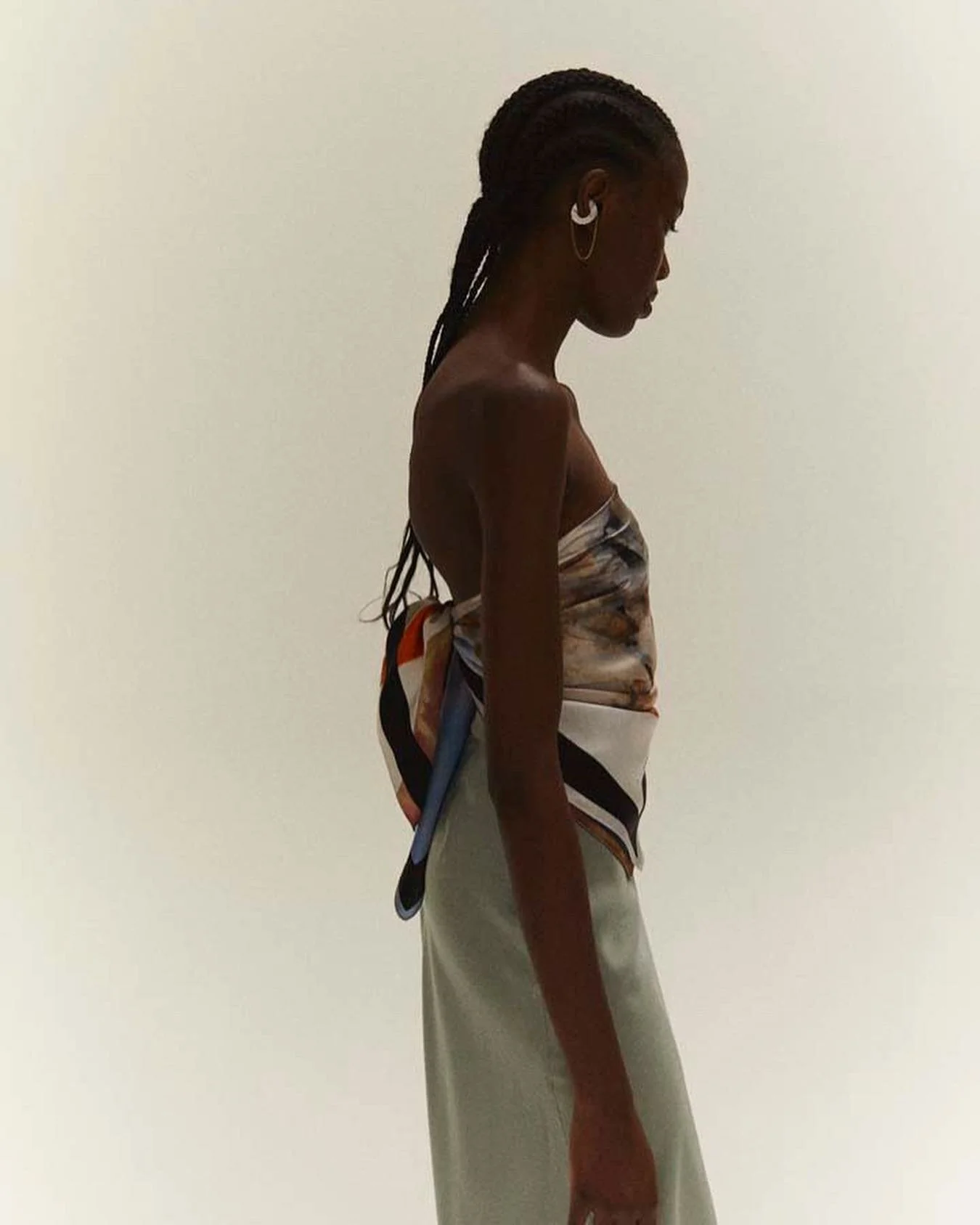 There are endless versions of how to wear a silk scarf. Here Gibril wears our 90 x 90 scarf as a top in combination with our Midi Skirt in Eucalyptus. 
⠀⠀⠀⠀⠀⠀⠀⠀⠀
From summer to winter... A silk scarf is a essential piece in every wardrobe. 
⠀⠀⠀⠀⠀⠀⠀⠀⠀