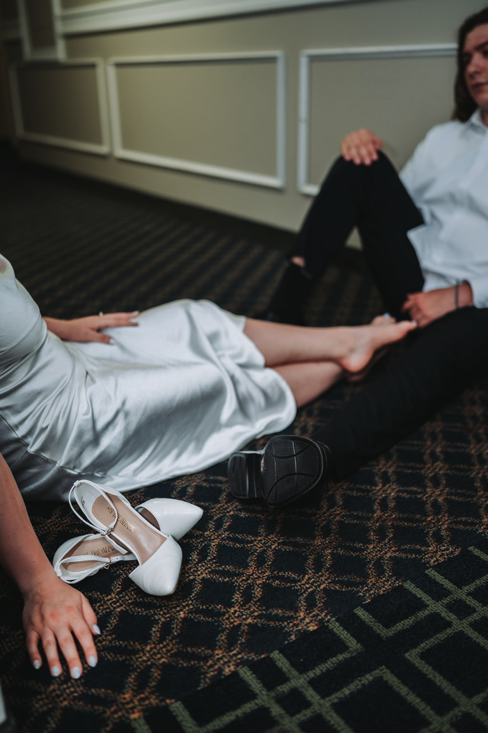 altoona-gran-hotel-couple-sitting.png