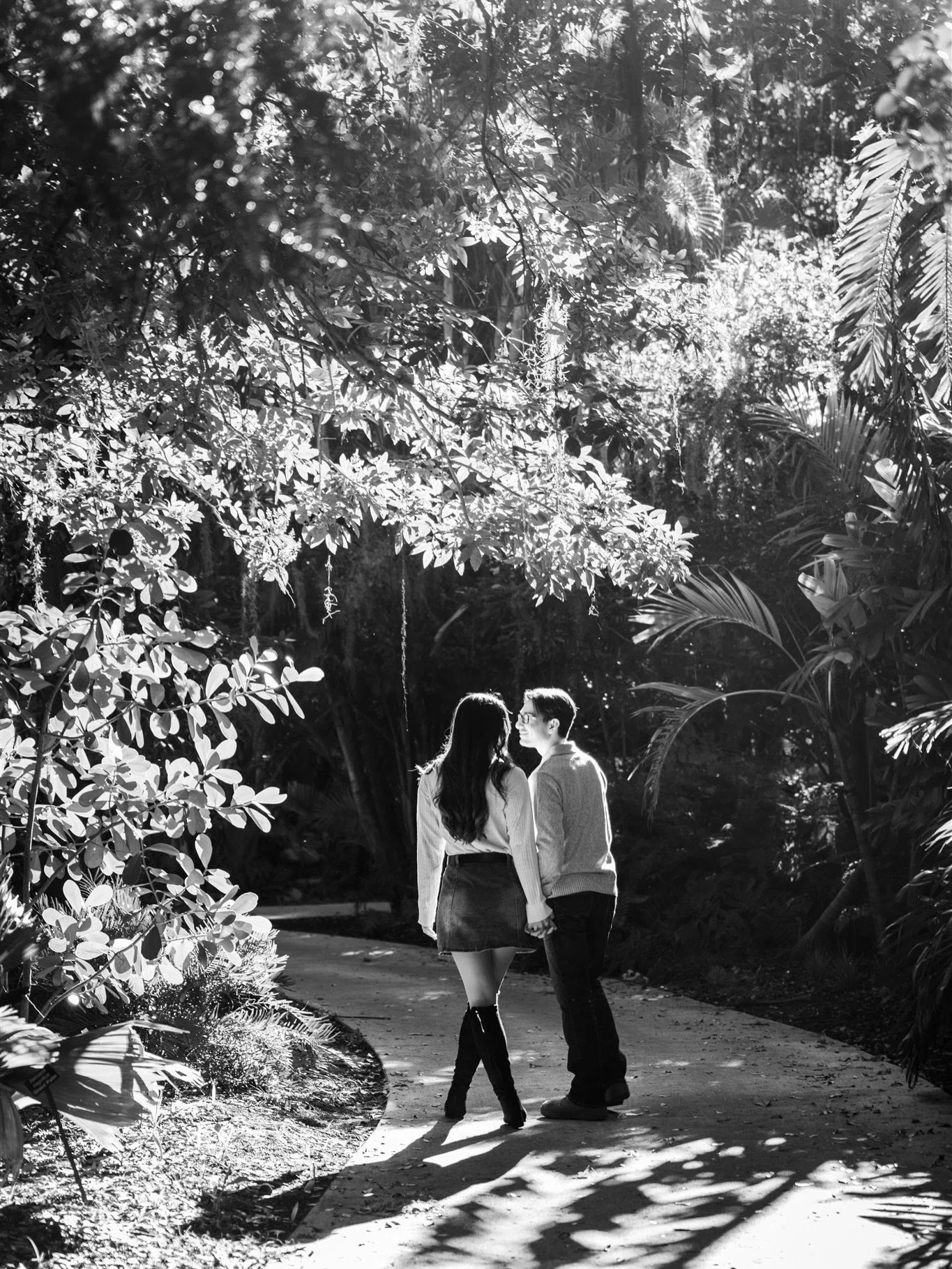 Millie &amp; Spencer&rsquo;s engagement session at Harry P. Leu Gardens in Orlando was full of laughter, love, and gorgeous garden views 🌿✨ 

We love helping couples feel natural and relaxed in front of the camera, and engagement sessions are the pe