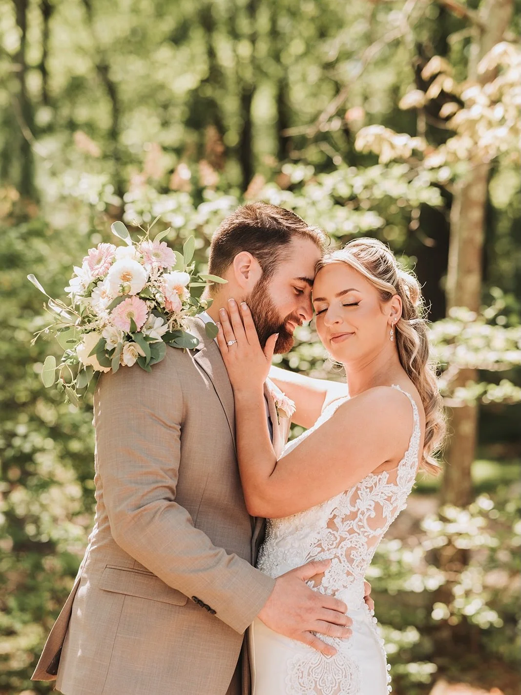 Sunny skies, an elegant barn, and a day that felt as beautiful as it looked ☀️ 

This is what happens when gentle prompting meets two people who are completely present with each other. No stiff poses, no awkward moments &mdash; just them, exactly as 
