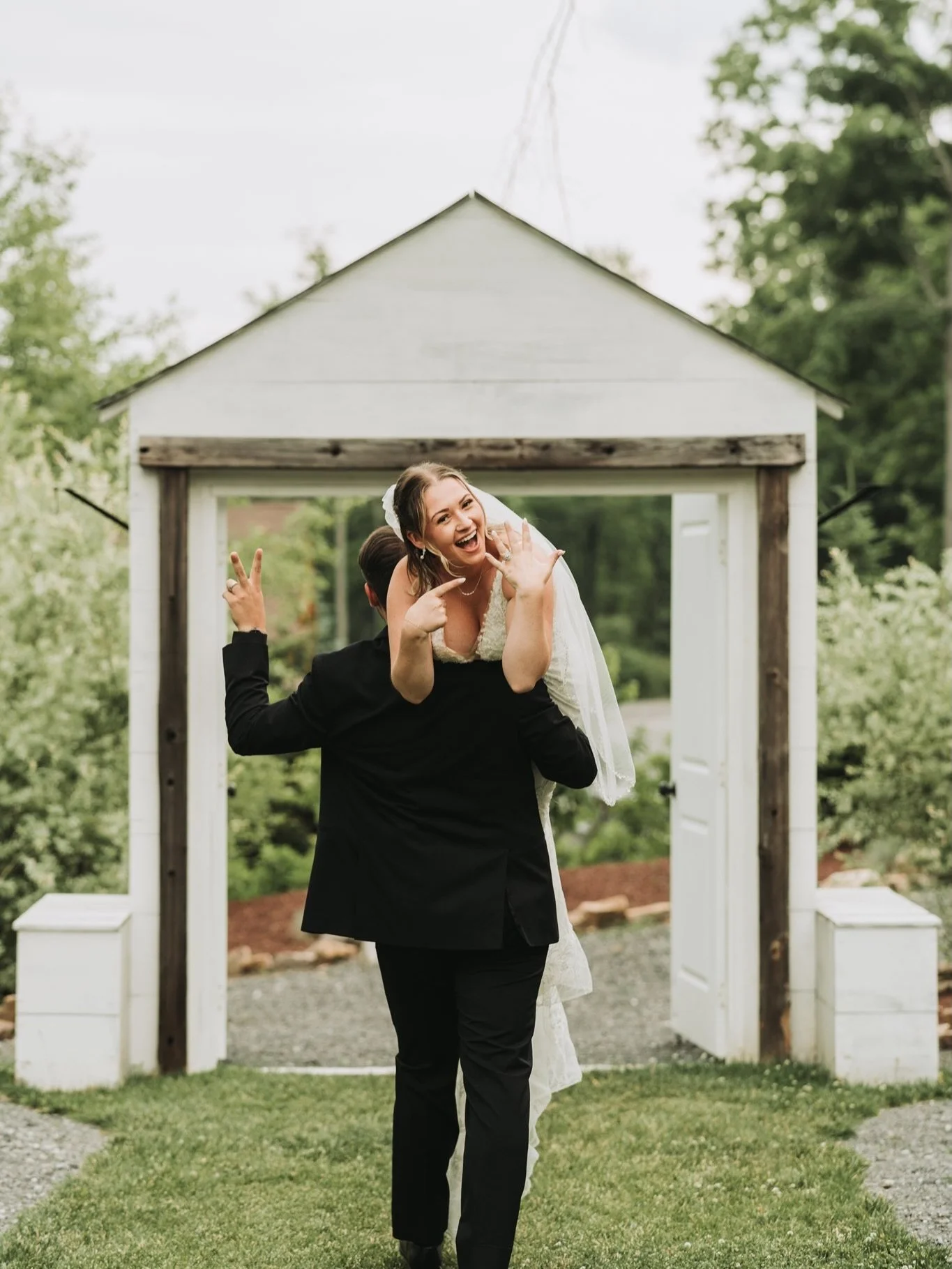 The forecast called for rain, what we got instead was overcast skies, soft diffused light, and some of the most beautiful conditions we could have asked for! 

Cloudy days are some of our favorites 🤍

Photography: @jtr_media 
Venue: @rollingrailslod